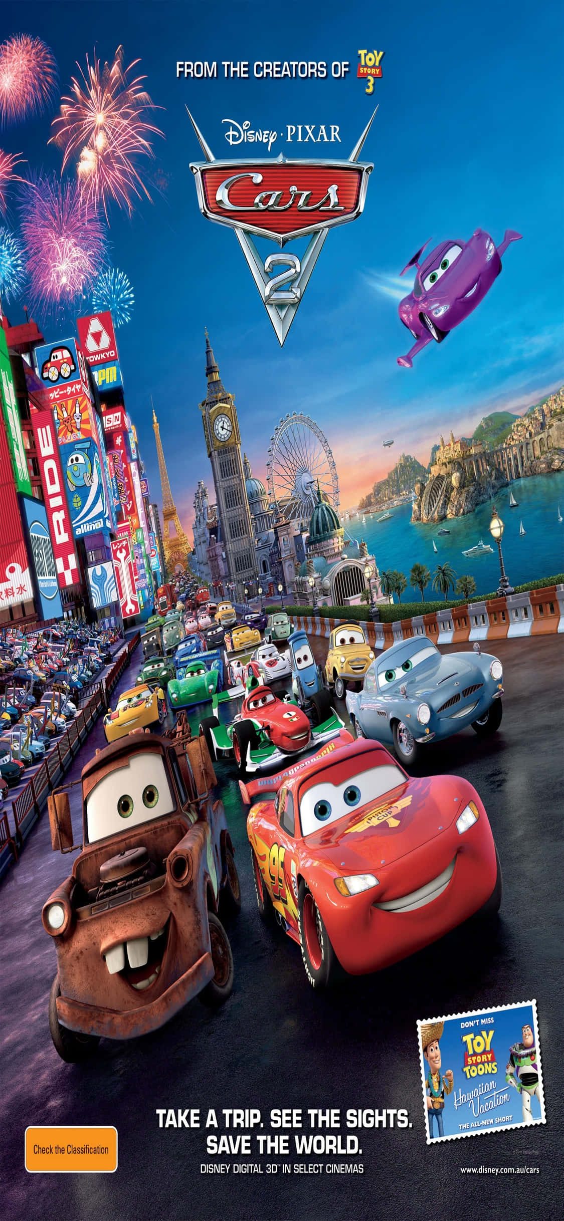 Lightning Mcqueen 桌布 壁紙 — 《汽車總動員2》中充滿活力的動畫賽車場景，閃電麥坤和拖線在煙火下飛馳穿過全球城市景觀。