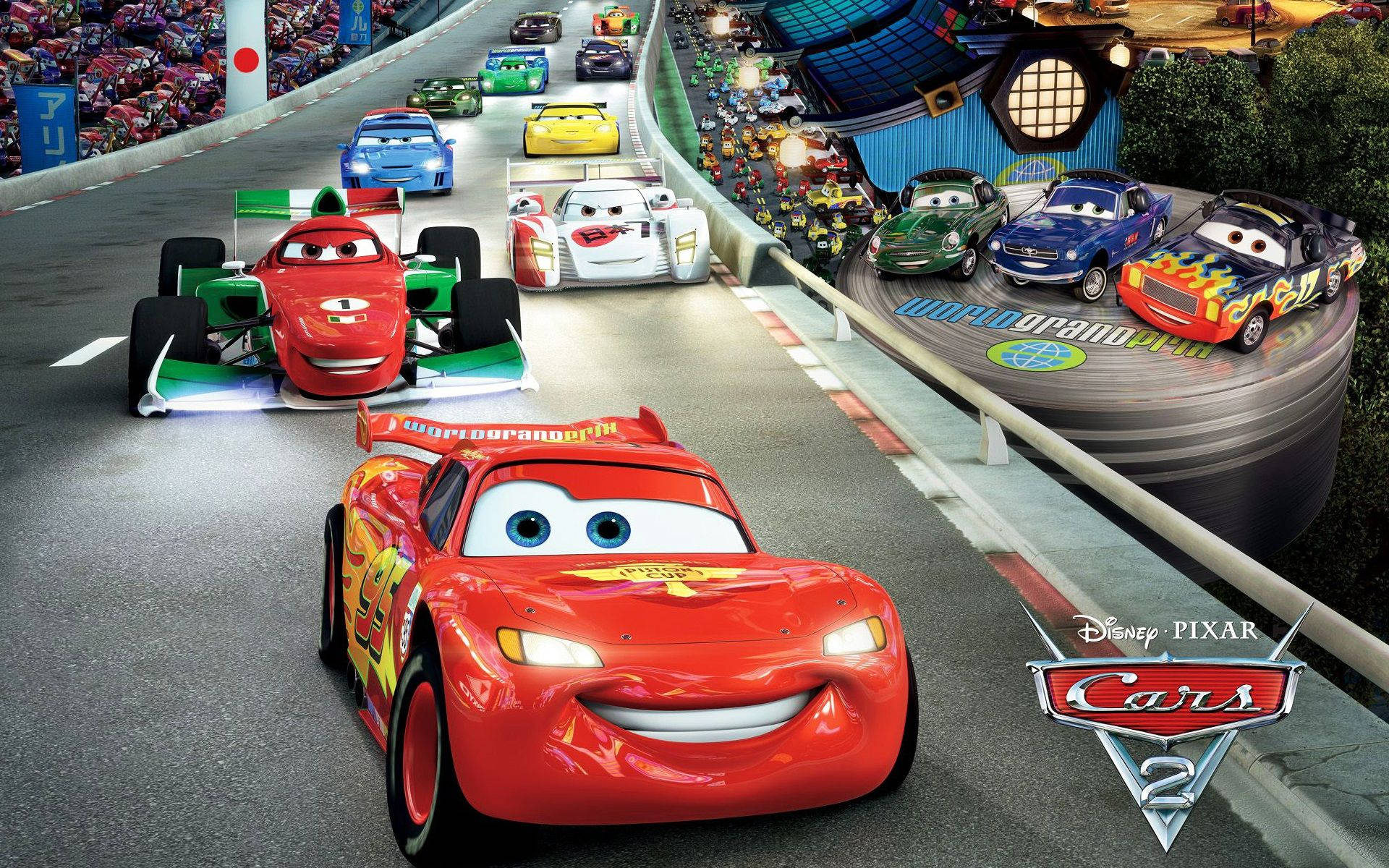迪士尼汽車總動員 桌布 壁紙 — 《汽車總動員2》中充滿活力的動畫賽車場景，閃電麥坤帶領一群色彩繽紛的擬人化賽車在蜿蜒的賽道上奔馳。