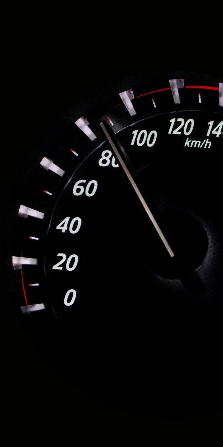 Speed 桌布 壁紙 — 汽車速度計指針近距離特寫，指向接近每小時80公里，背景為黑色，帶有發光白色標記。