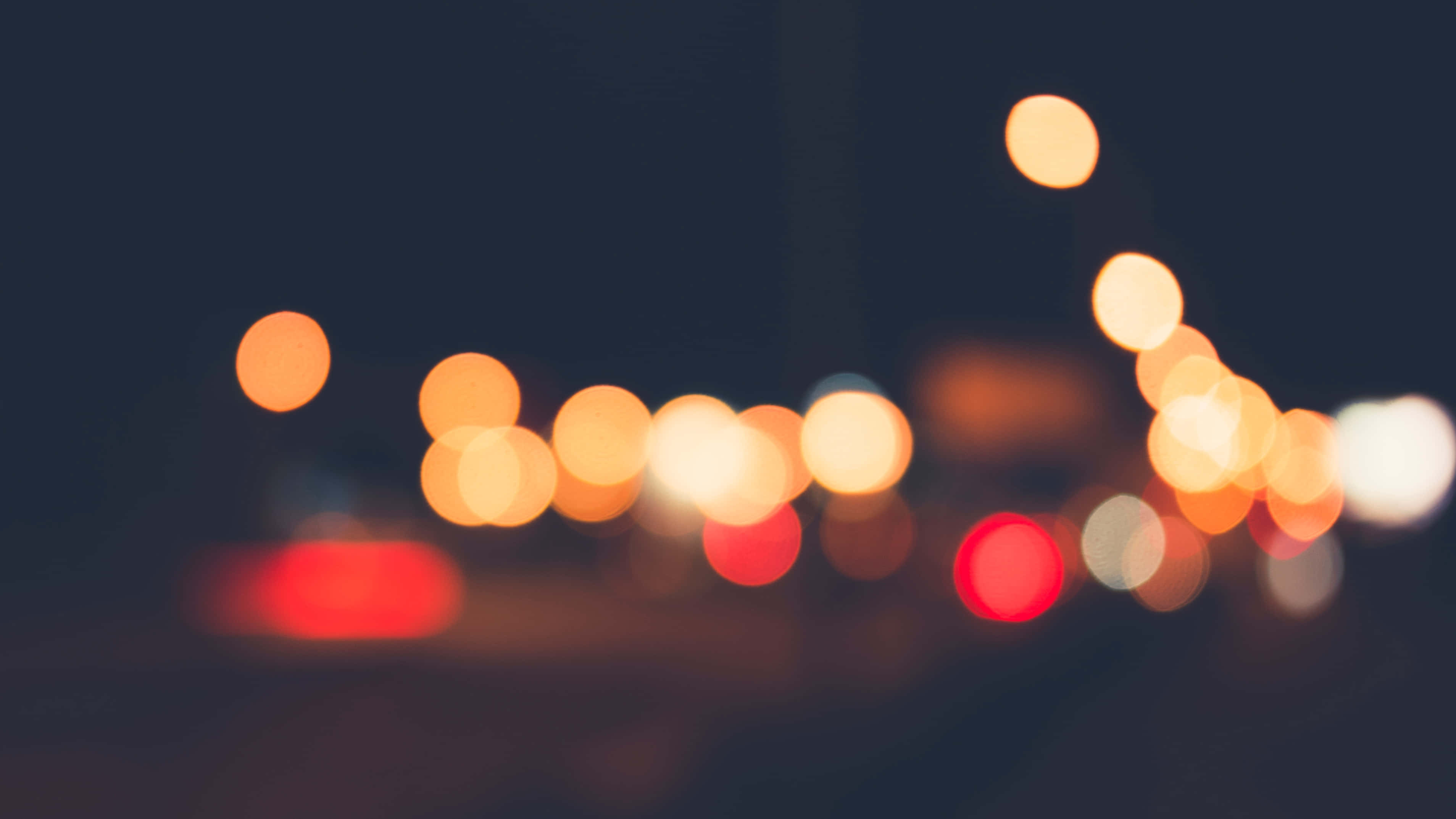 Red Light 桌布 壁紙 — 汽車頭燈和尾燈的散景光在黑暗的夜空中溫暖地發光。