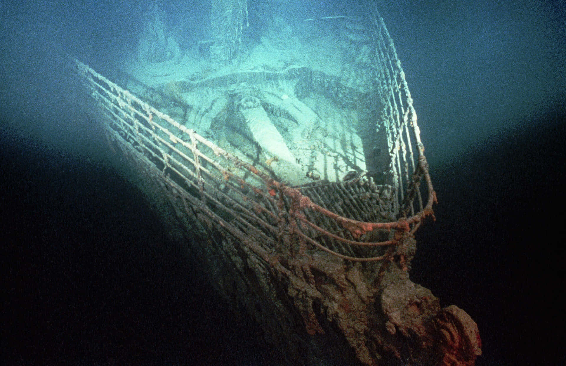 深海黑暗中帶有海洋生物的生鏽沉船 — 船 GIF 壁紙