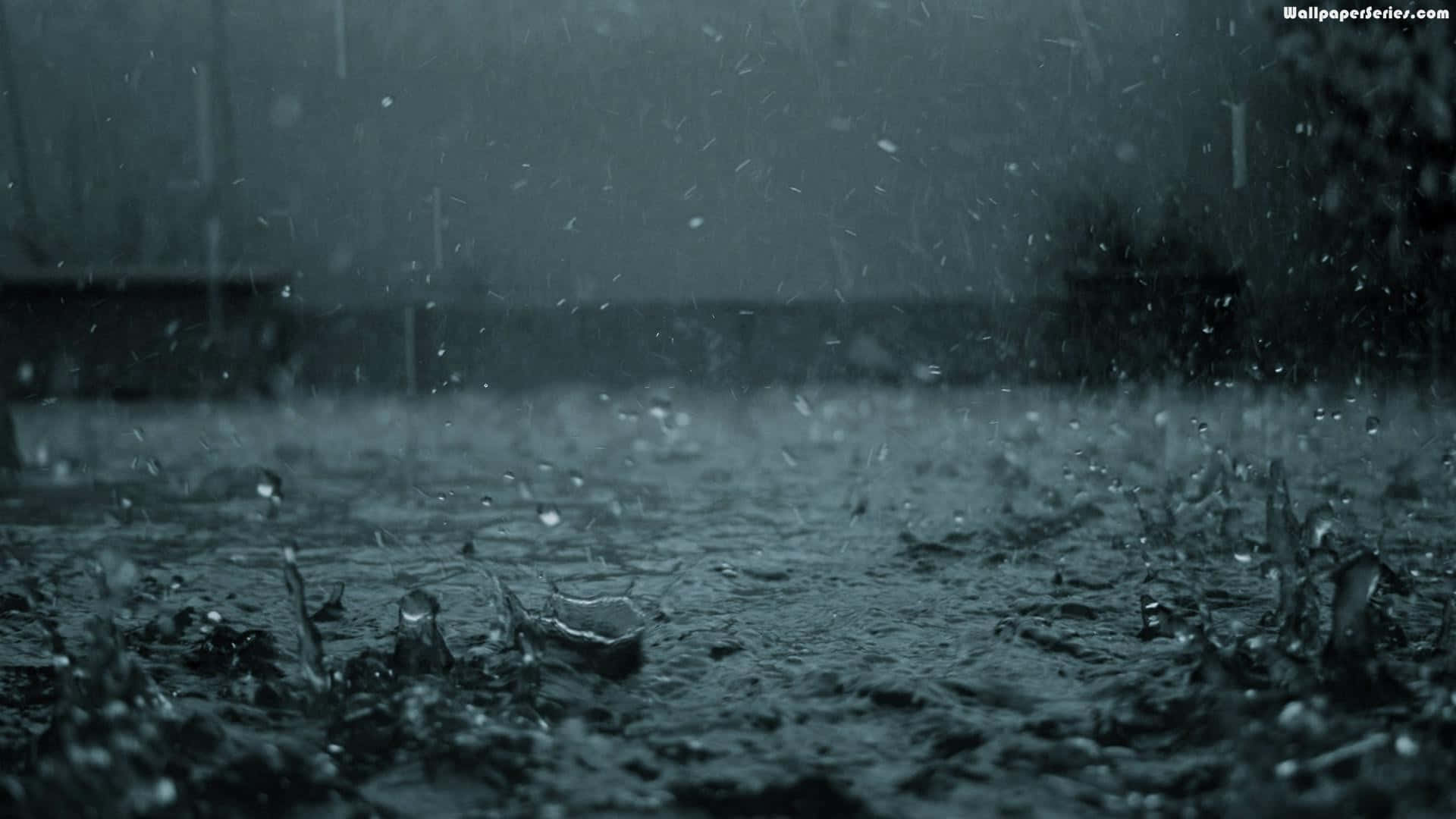 水 桌布 壁紙 — 沉重的雨滴在陰沉多雲的天空下，戲劇性地濺落在黑暗潮濕的路面上。