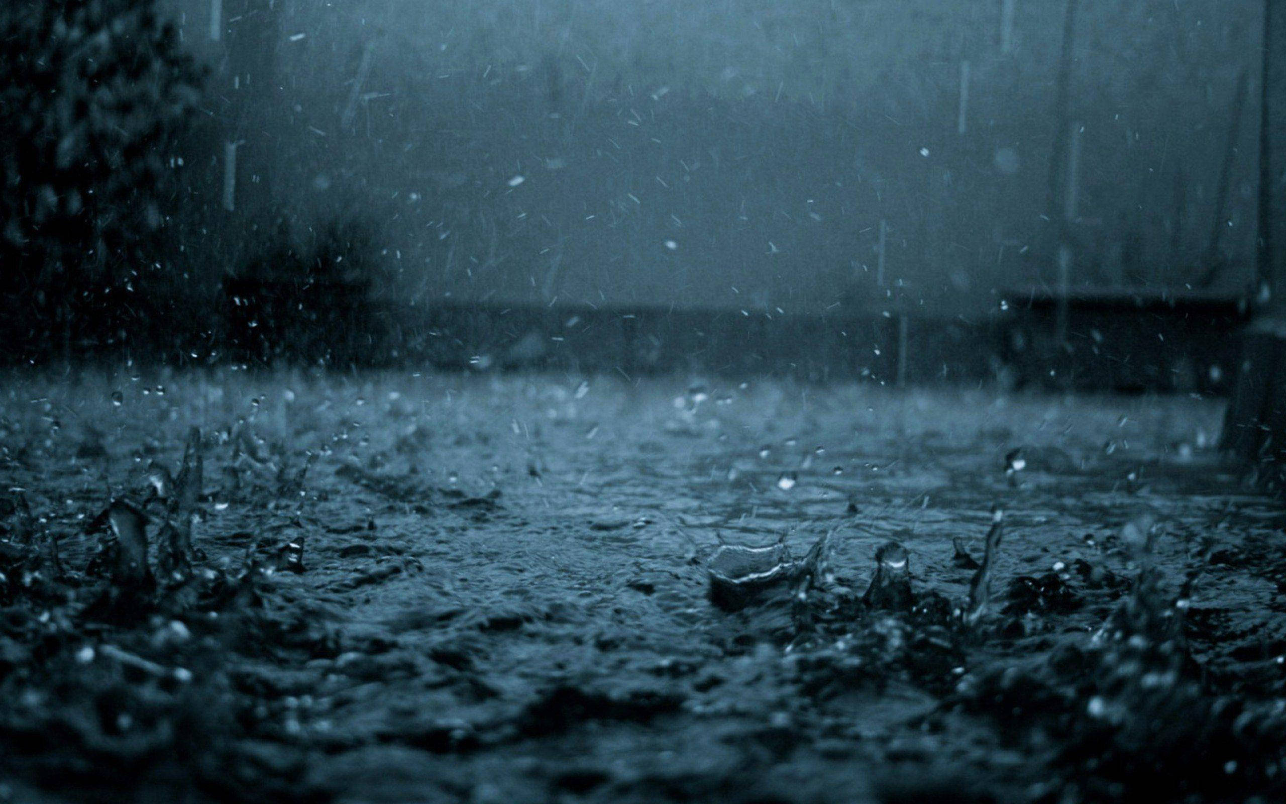Wet 桌布 壁紙 — 沉重的雨滴在陰沉多雲的天空下戲劇性地濺在濕漉漉的路面上。