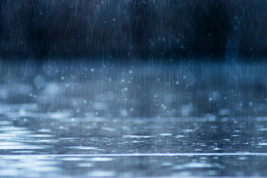 Wither Storm 桌布 壁紙 — 沉重的雨滴落在反射的水面上，在冷藍色調中形成閃爍的漣漪和閃閃發光的水滴。