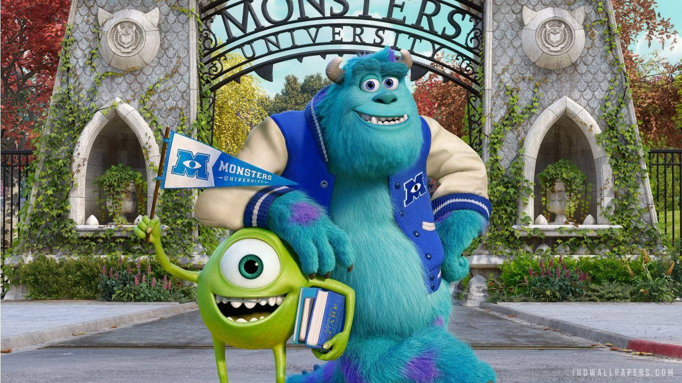 sulley 桌布 壁紙 — 沙利和米奇華斯基在怪獸大學的常春藤覆蓋石拱門入口處愉快地擺姿勢。