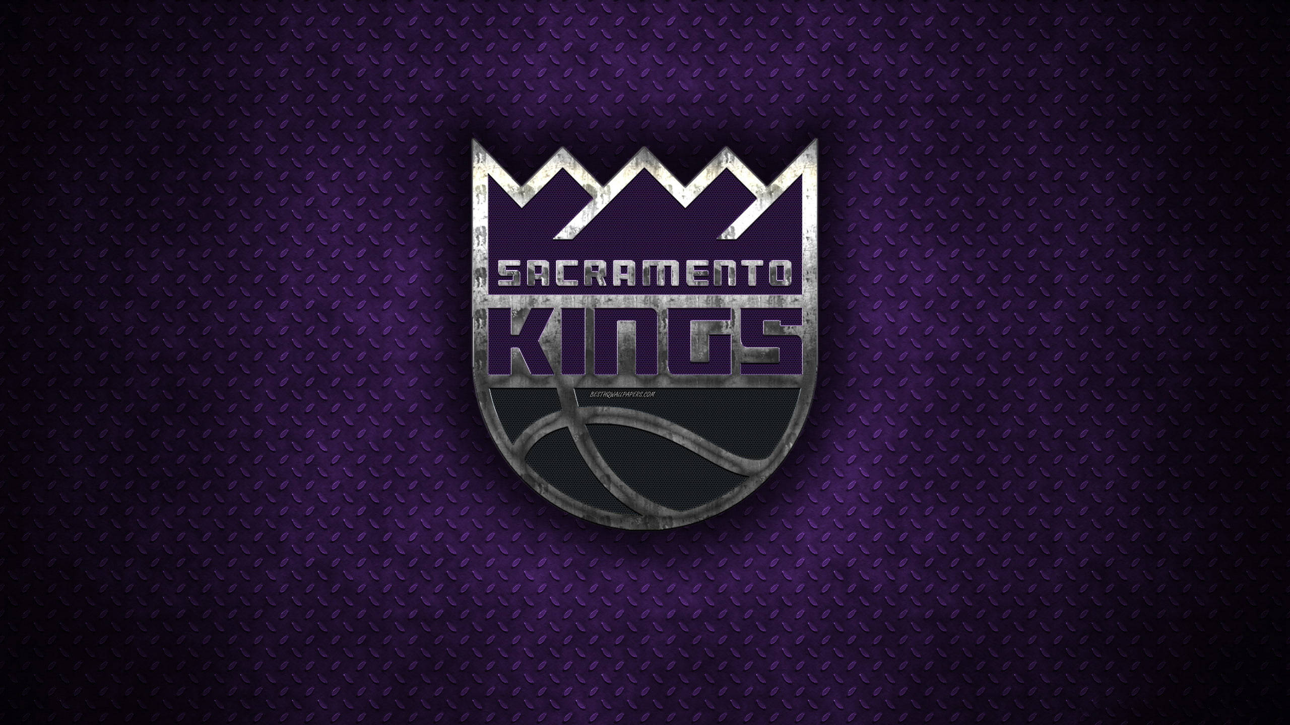Sacramento 桌布 壁紙 — 沙加緬度國王隊標誌在帶紋理的紫色鑽石紋板背景上閃爍著金屬銀色光澤。