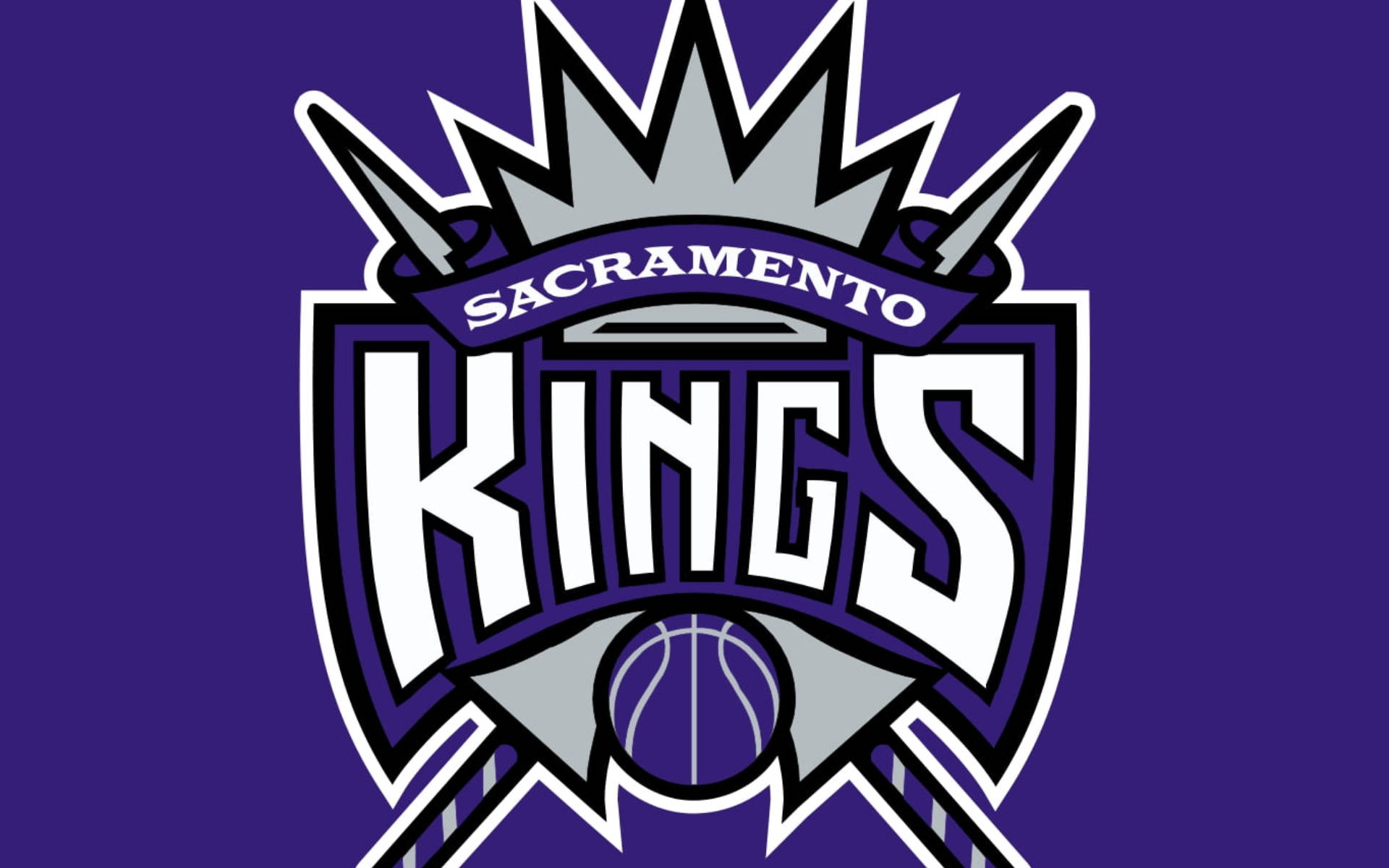 Sacramento 桌布 壁紙 — 沙加緬度國王隊籃球標誌，帶有皇冠和球，紫色背景。
