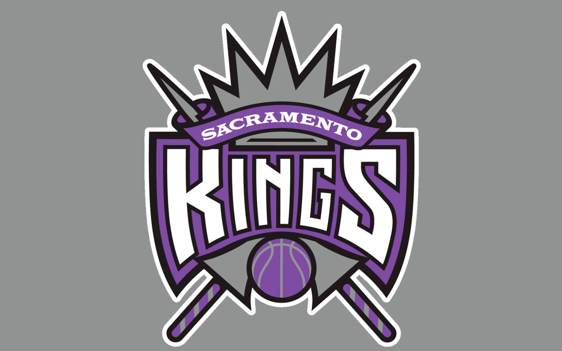 Sacramento 桌布 壁紙 — 沙加緬度國王隊籃球標誌，紫色和白色皇冠及交叉劍在灰色背景上。