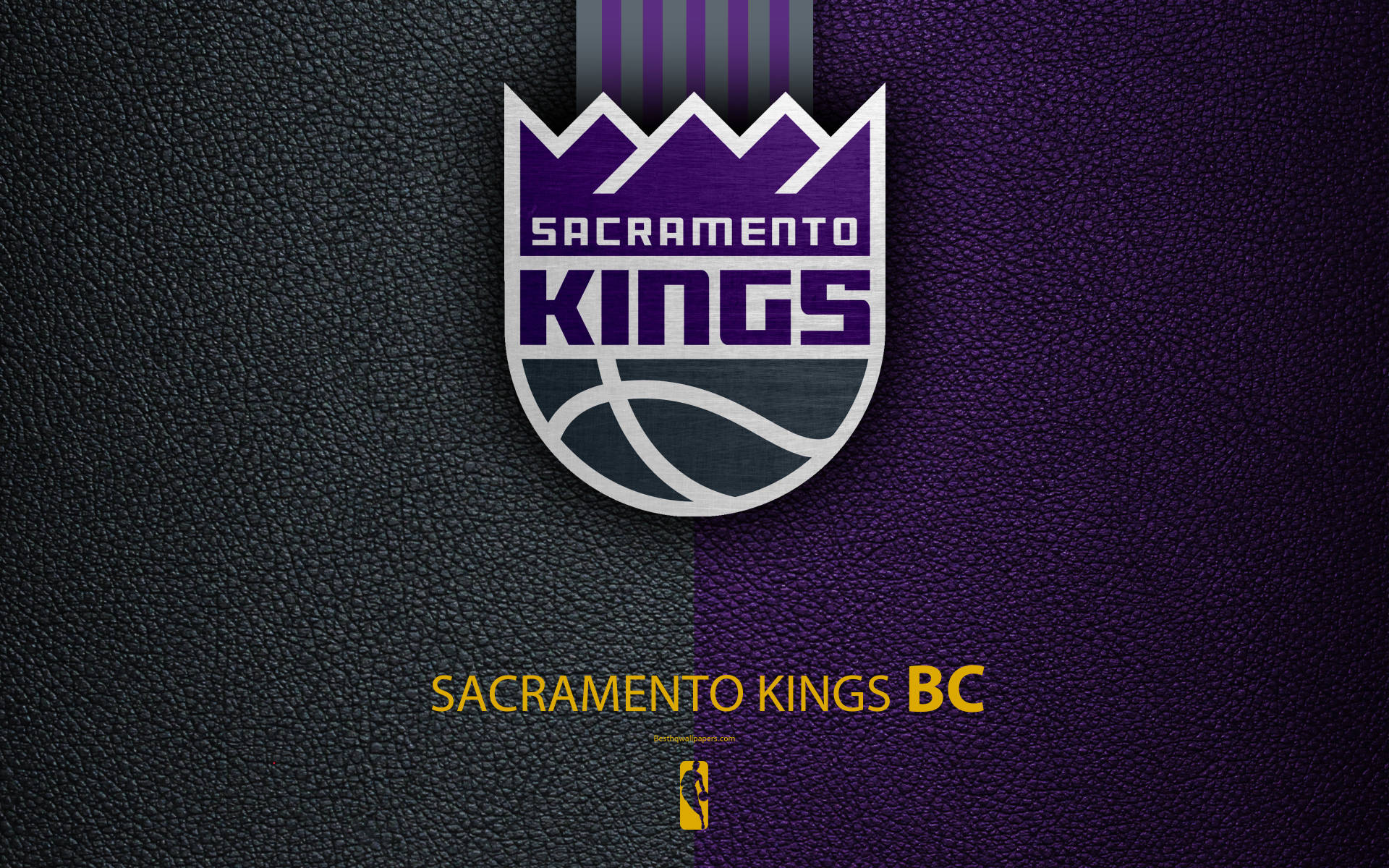 Sacramento 桌布 壁紙 — 沙加緬度國王隊籃球標誌居中於有紋理的黑色和紫色皮革背景上，下方有球隊名稱和NBA標誌。