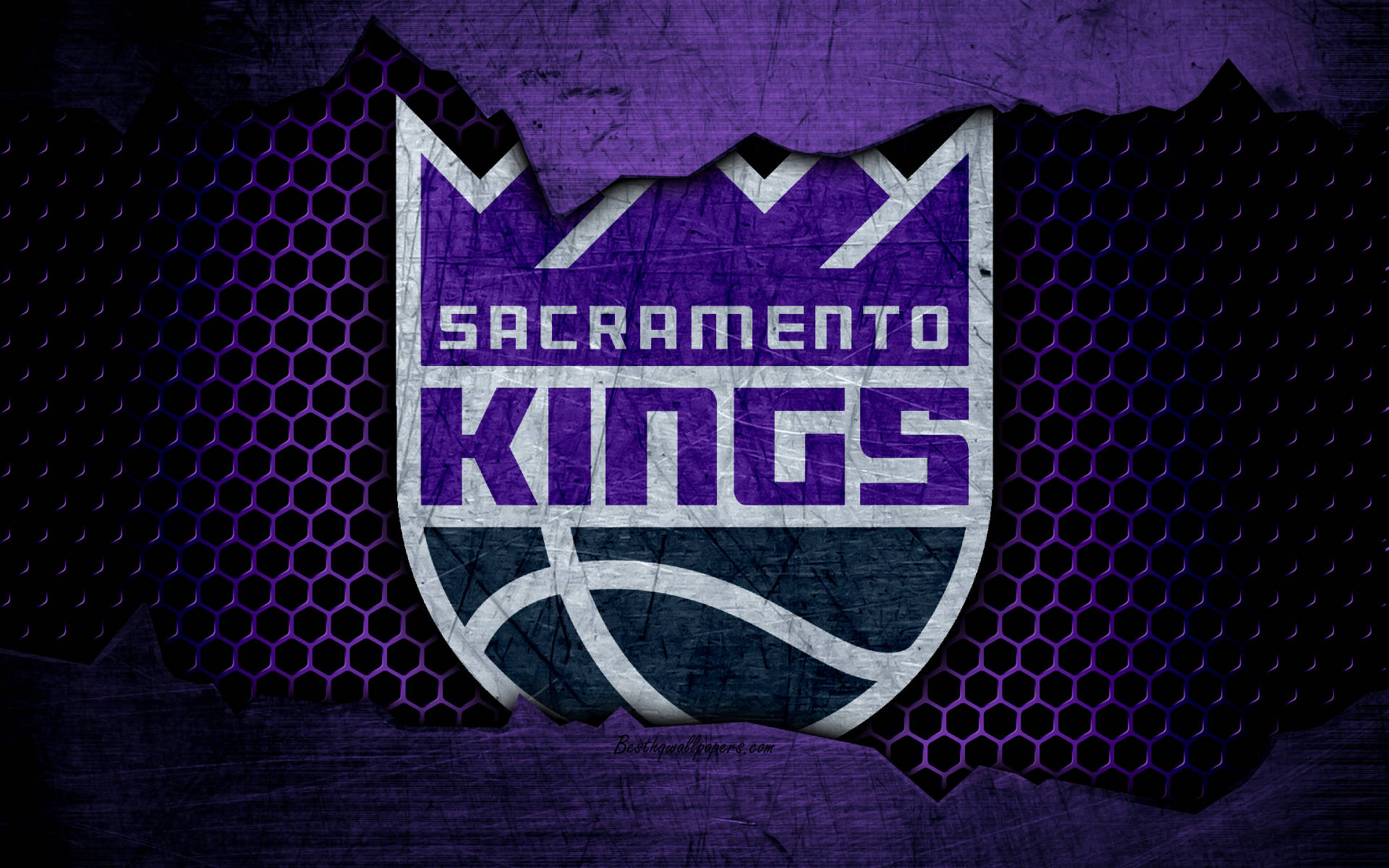 Sacramento 桌布 壁紙 — 沙加緬度國王隊籃球標誌透過撕裂的紫色網格在深色紋理背景上浮現。