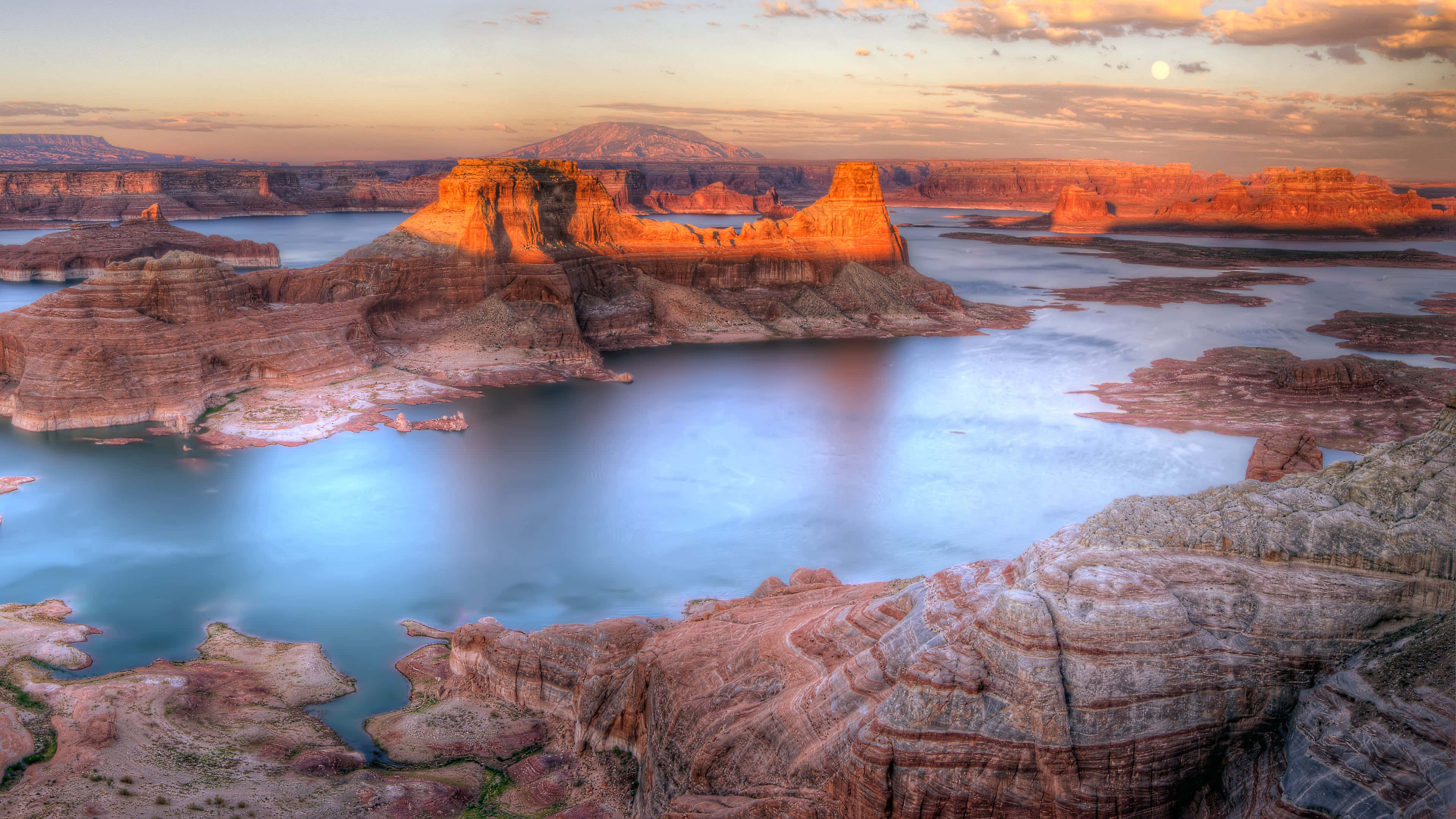 沙漠中的湖泊 壁紙