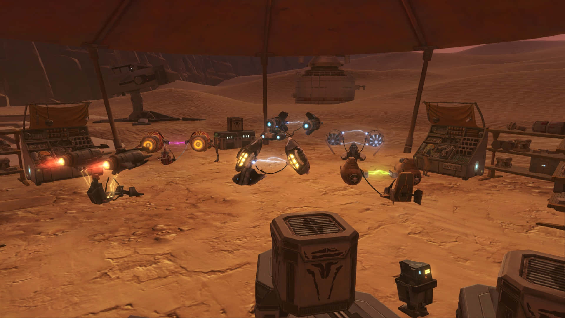 Podracing 桌布 壁紙 — 沙漠前哨站，一個大型紅色帳篷下，發光的機器人和未來設備散落在沙地上。