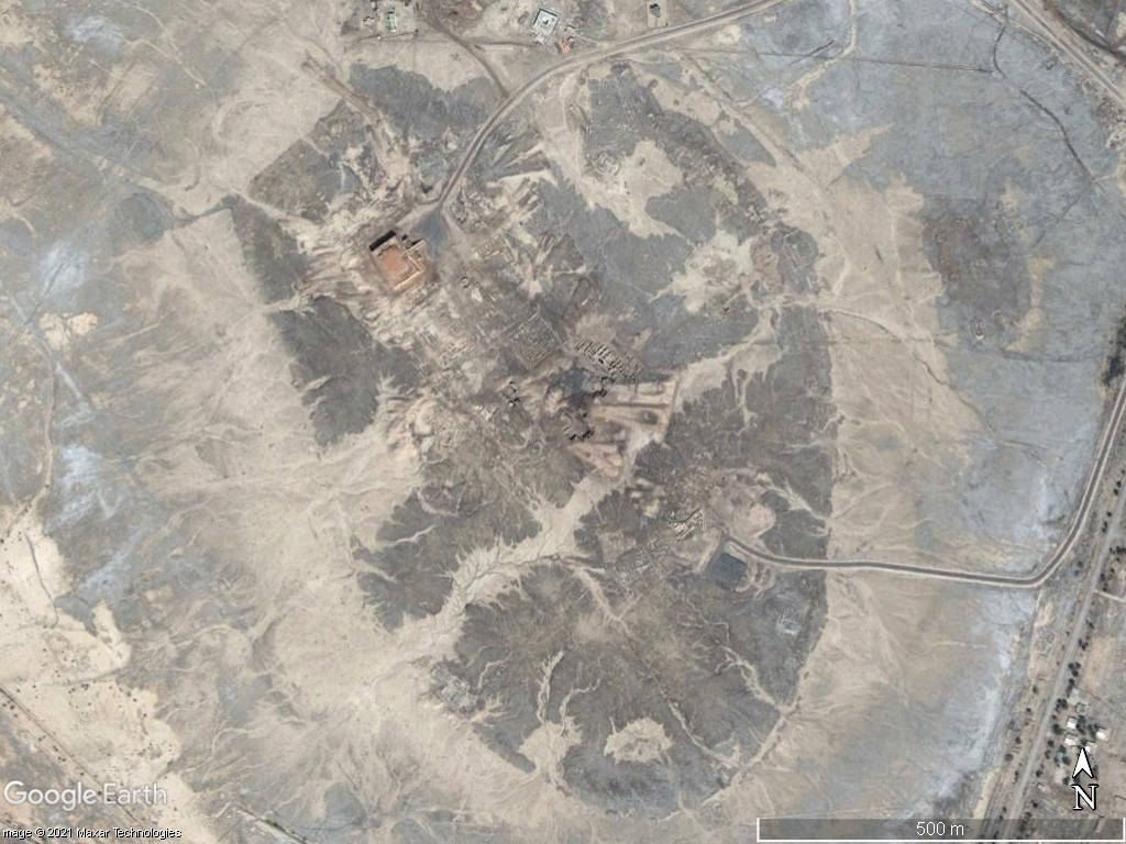 鄉村 桌布 壁紙 — 沙漠山谷中崎嶇乾旱地貌的航空衛星視圖，蜿蜒的道路和散落的建築物。