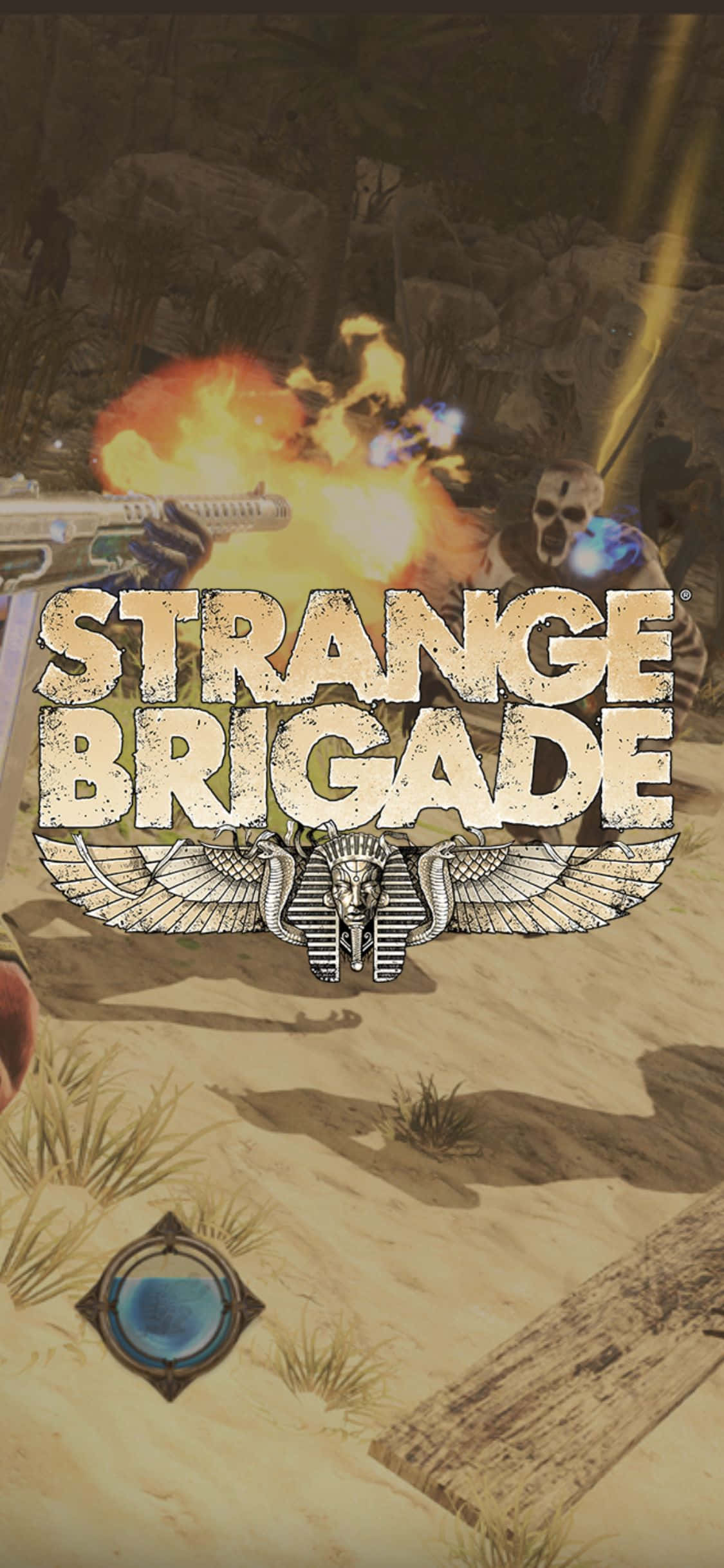 Weapons 桌布 壁紙 — 沙漠廢墟中爆發熾熱的槍火，『Strange Brigade』標誌在古埃及圖案上方發光。