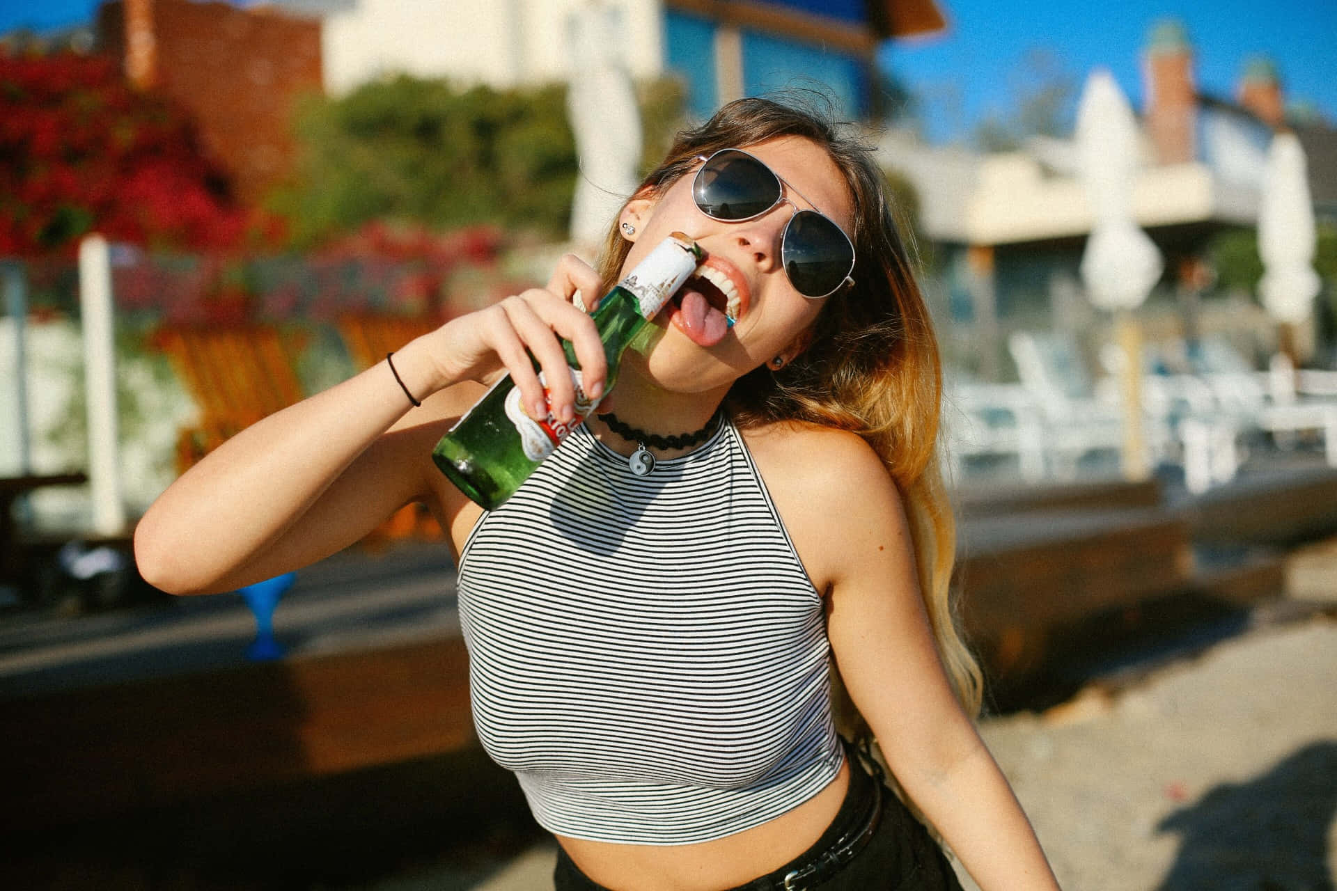 沙灘上喝啤酒的女子 壁紙