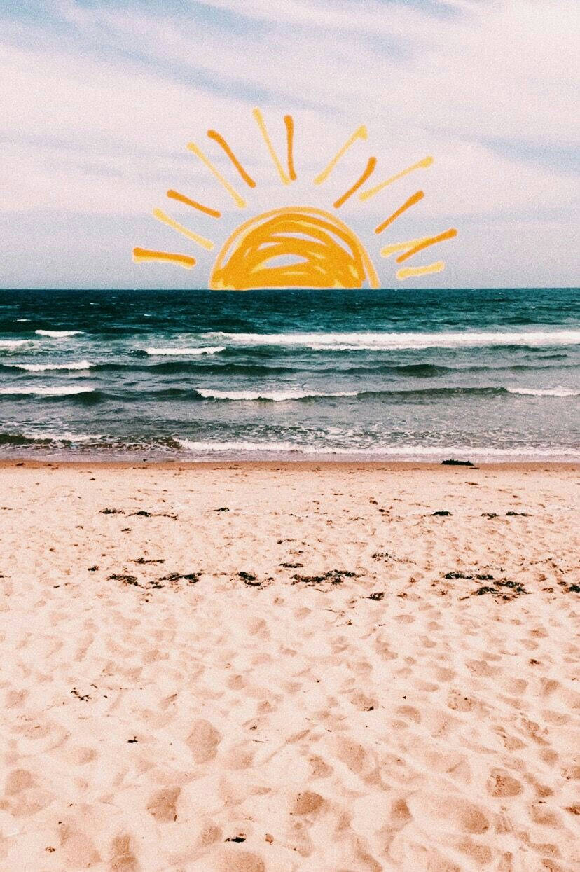 夏天 iPhone 桌布 壁紙 — 沙灘與碧綠色的海浪相遇，在柔和藍天下有一輪手繪的黃色太陽。