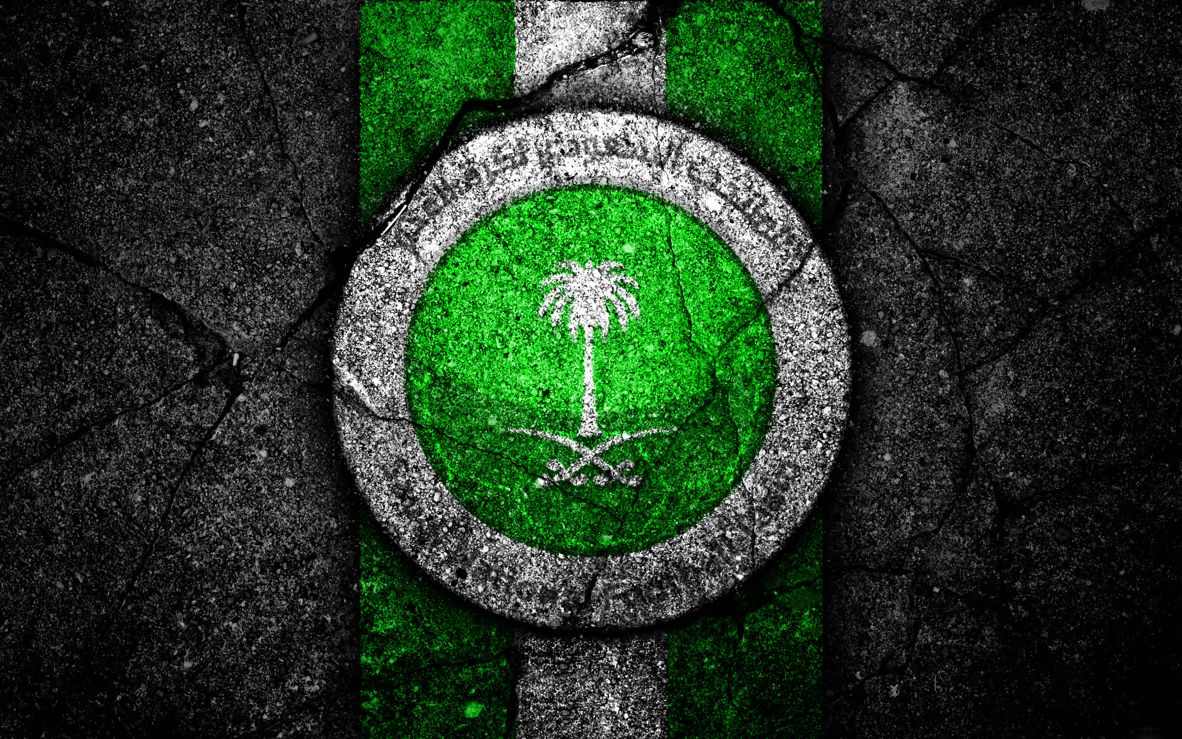 Saudi 桌布 壁紙 — 沙烏地阿拉伯國旗標誌蝕刻在裂開的混凝土上，帶有粗糙紋理和鮮綠色，背景為深灰色。