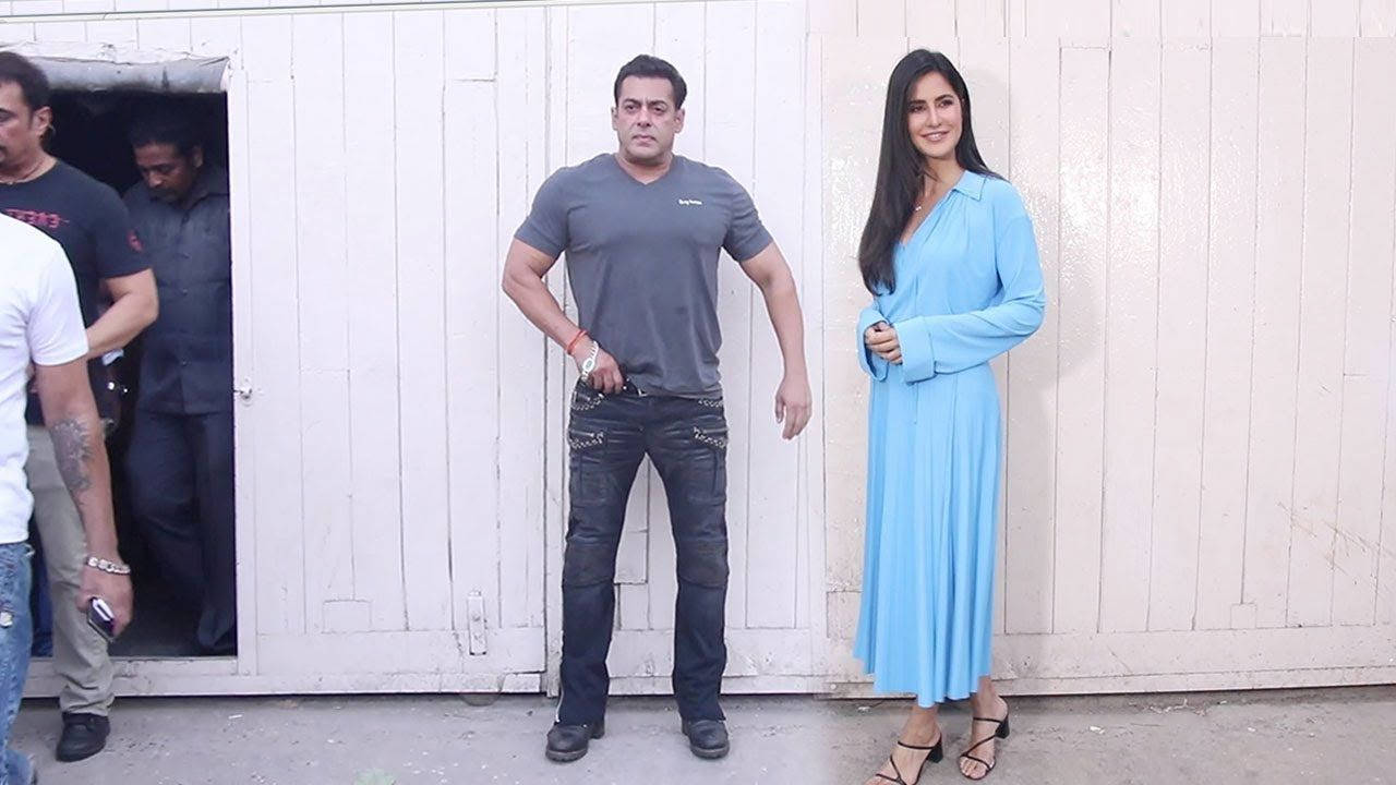 salman khan HD 桌布 壁紙 — 沙魯克·汗和卡特里娜·卡芙自信地在一面風化的白色木牆前擺姿勢，附近有工作人員。