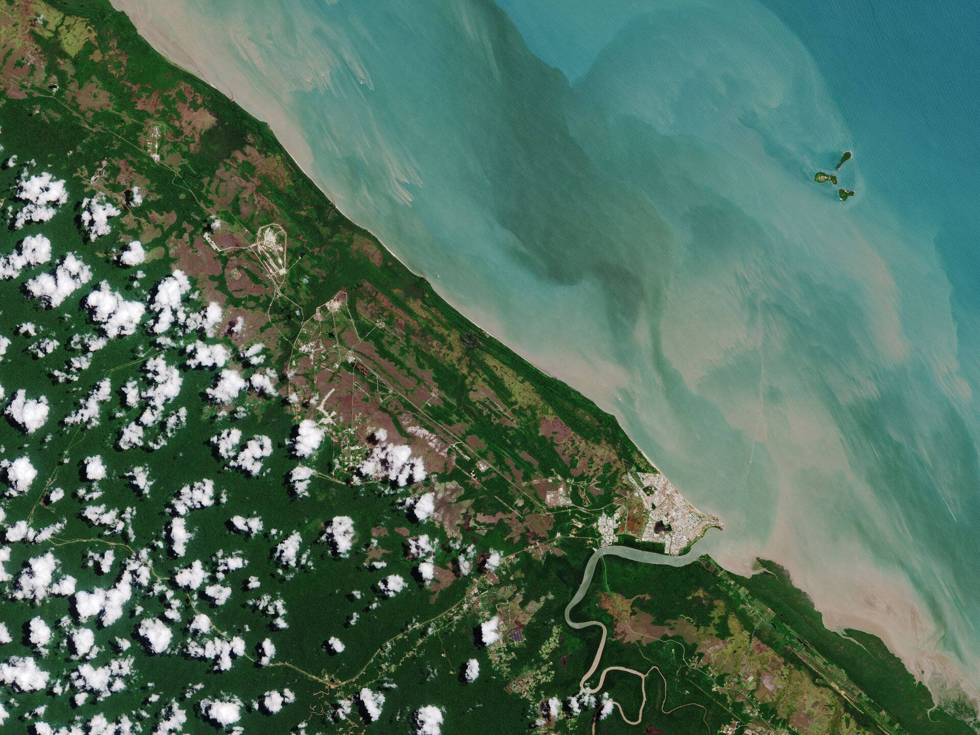 藝術 桌布 壁紙 — 沿海地區的航空衛星視圖，擁有綠色森林、白雲和碧綠海水與沙灘相接。