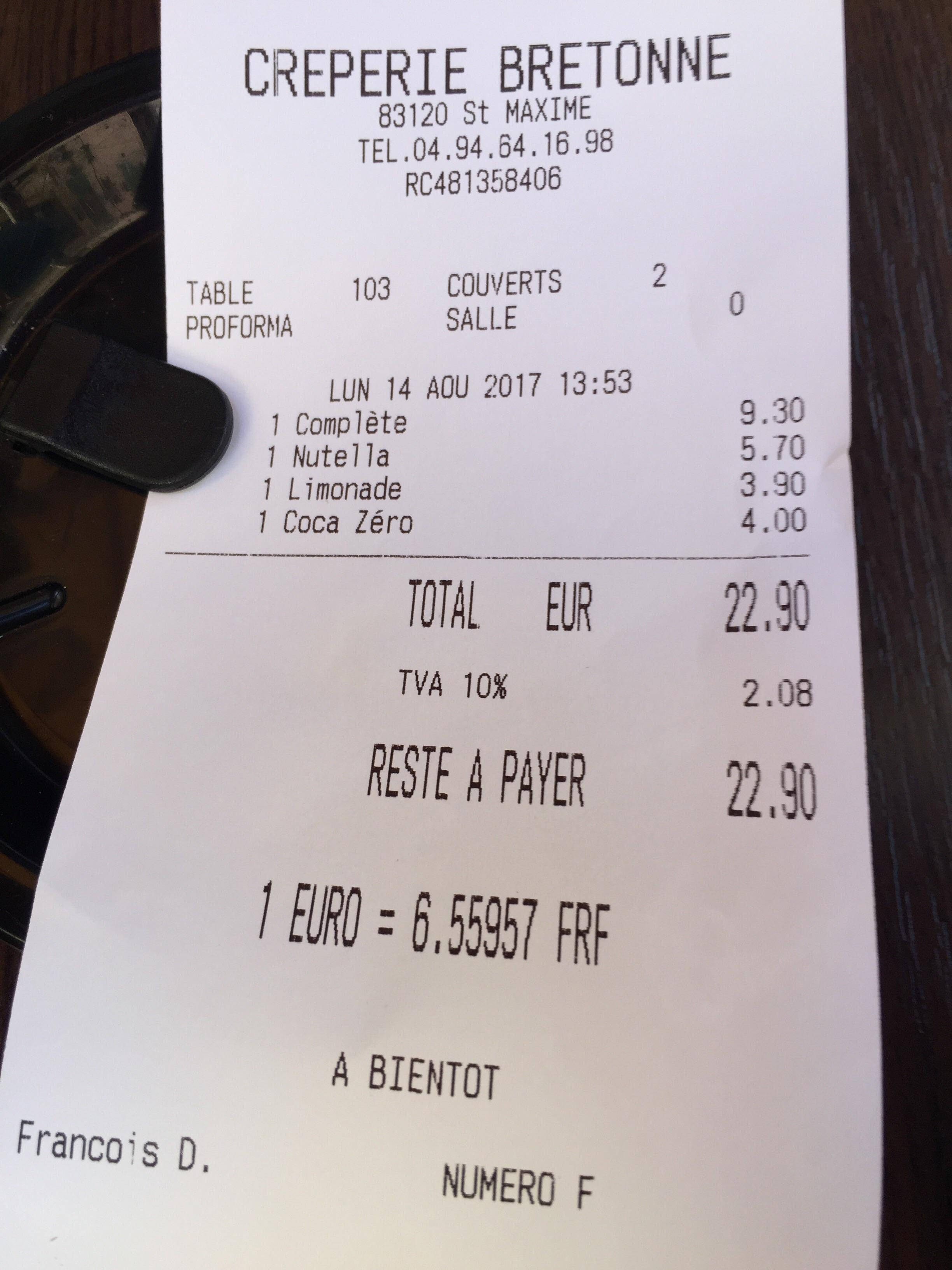 Sales 桌布 壁紙 — 法國可麗餅店收據特寫，列出可麗餅Nutella飲品及總費用，置於木桌上。