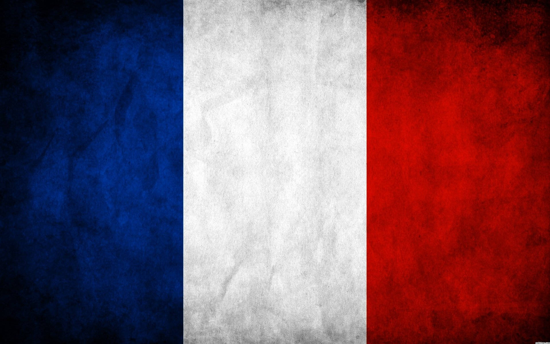 France Flag 桌布 壁紙 — 法國國旗，帶有紋理的藍、白、紅垂直條紋，呈現磨損布料外觀。