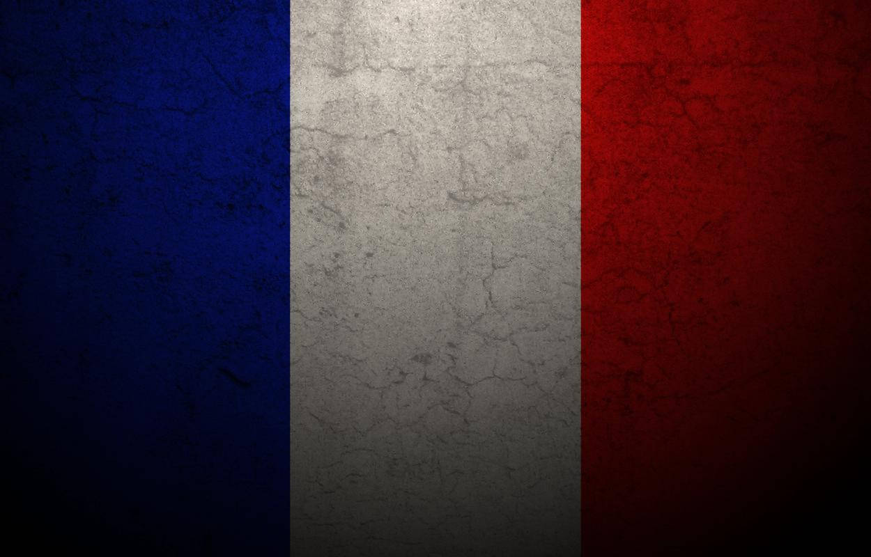 France Flag 桌布 壁紙 — 法國國旗，帶有藍、白、紅垂直條紋的裂紋紋理。