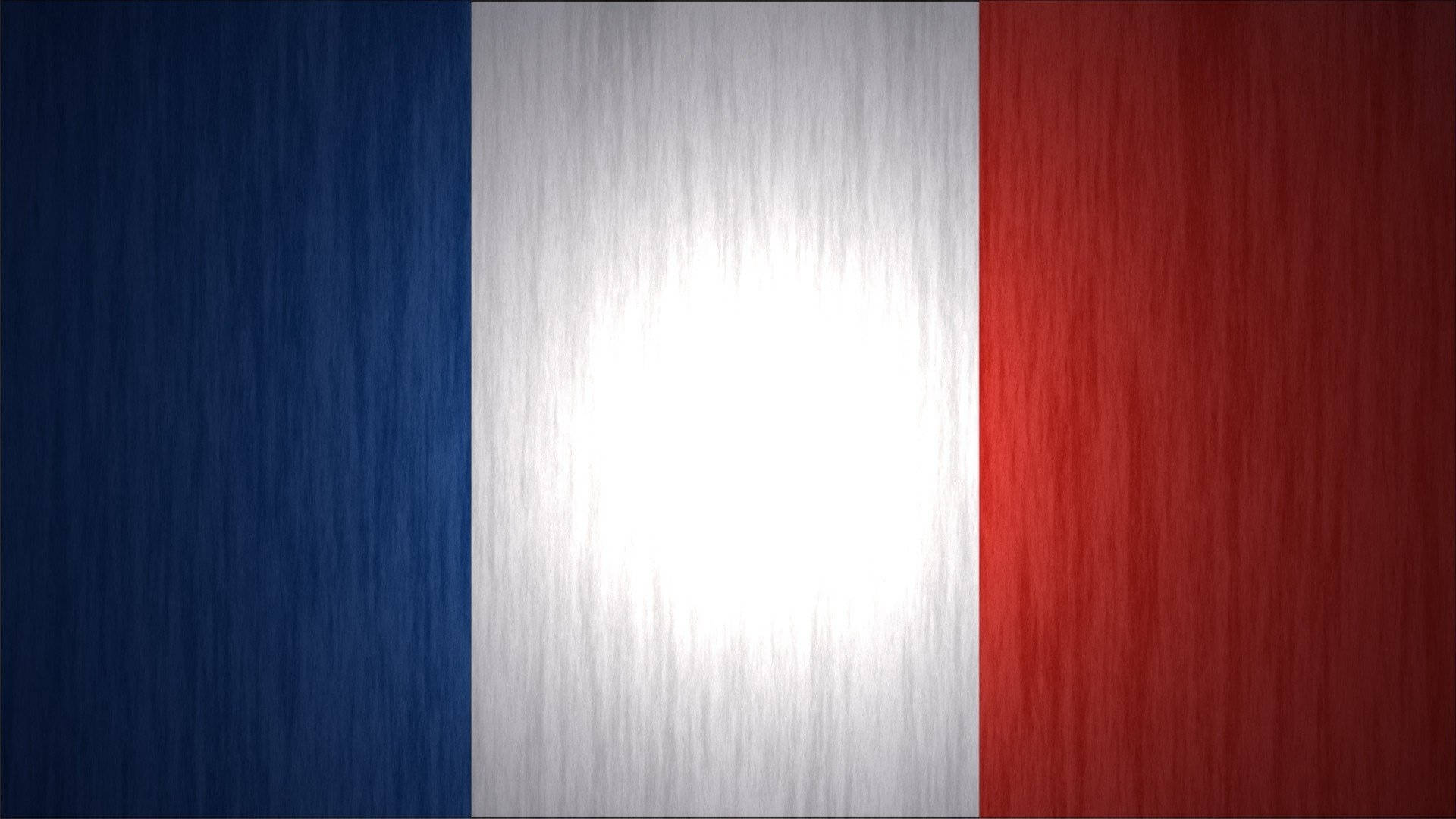 France Flag 桌布 壁紙 — 法國國旗以拉絲金屬效果呈現，帶有藍、白、紅垂直條紋，反射光線。
