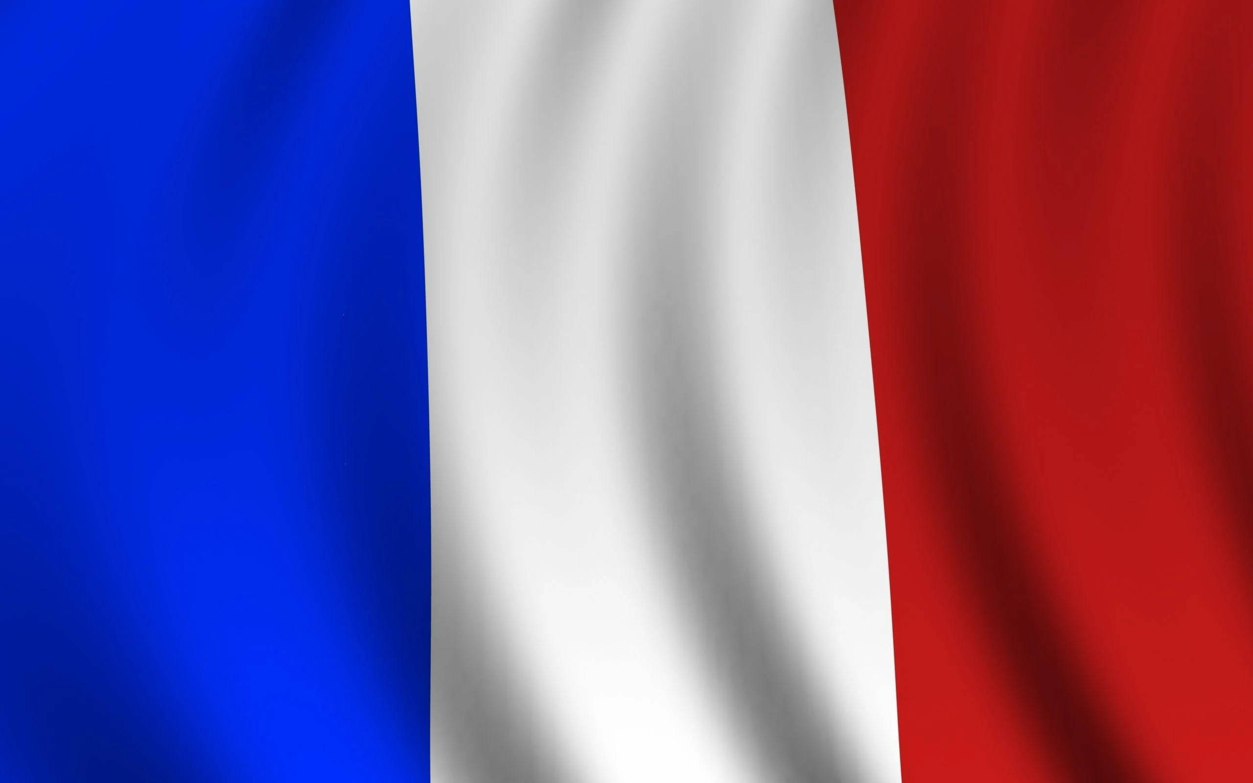 France Flag 桌布 壁紙 — 法國國旗優雅飄揚，深藍、白色和鮮紅色的垂直條紋捕捉柔和光線。