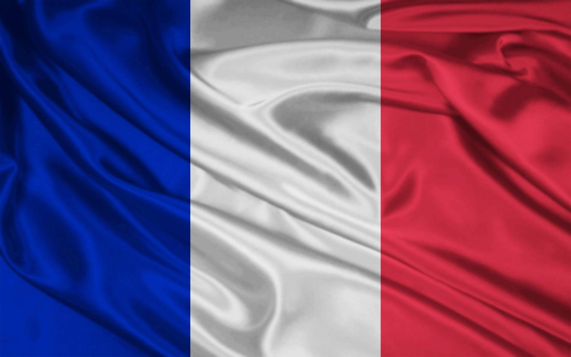France Flag 桌布 壁紙 — 法國國旗的特寫，有豐富的藍、白、紅垂直條紋在緞布料中飄逸。