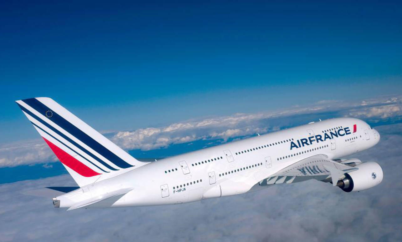 Plane 桌布 壁紙 — 法國航空的空中巴士A350在晴朗藍天下優雅地翱翔在蓬鬆白雲之上。