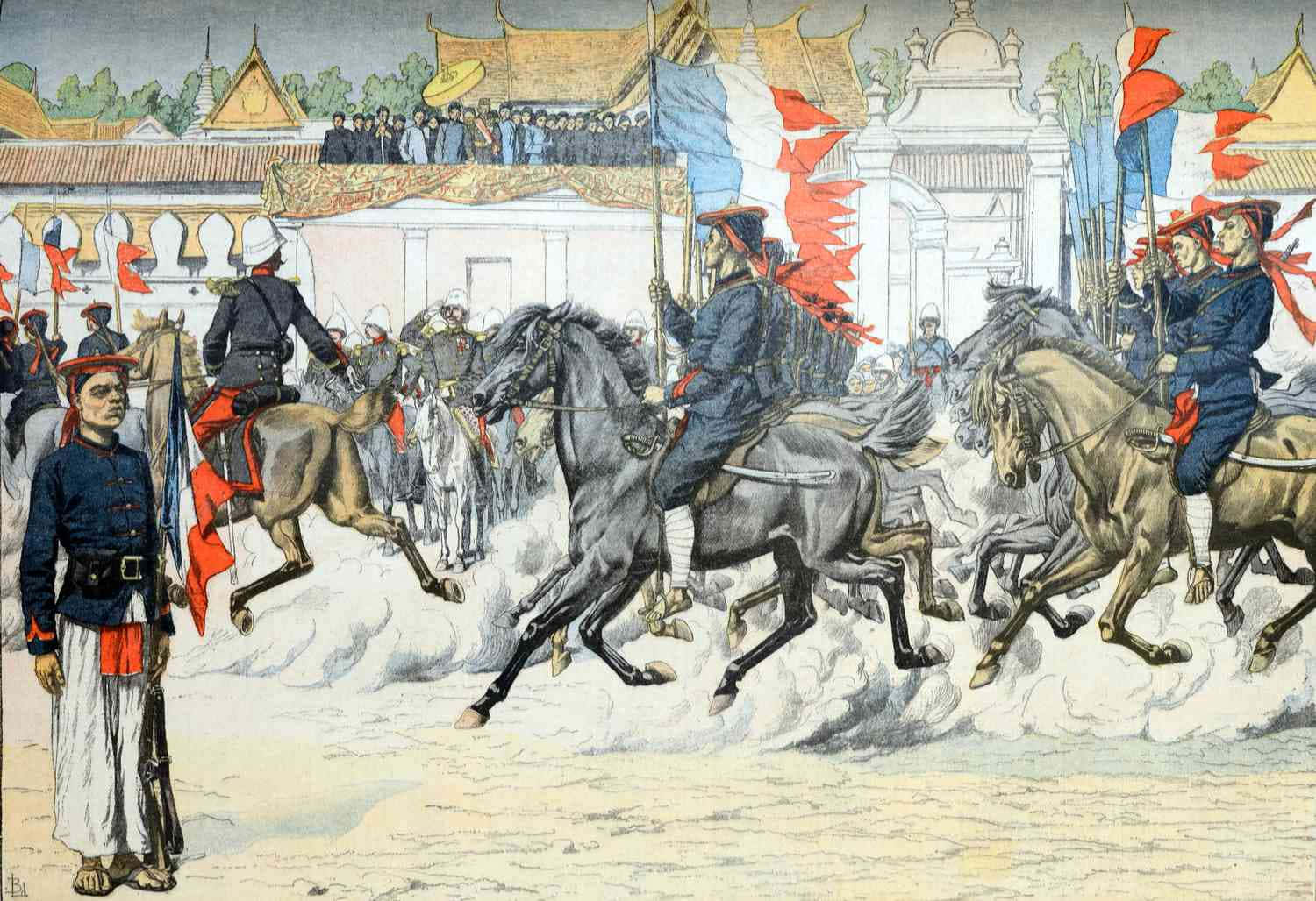 越南 桌布 壁紙 — 法國騎兵衝過塵土飛揚的城鎮廣場，揮舞三色旗，旁觀者從陽台觀看。
