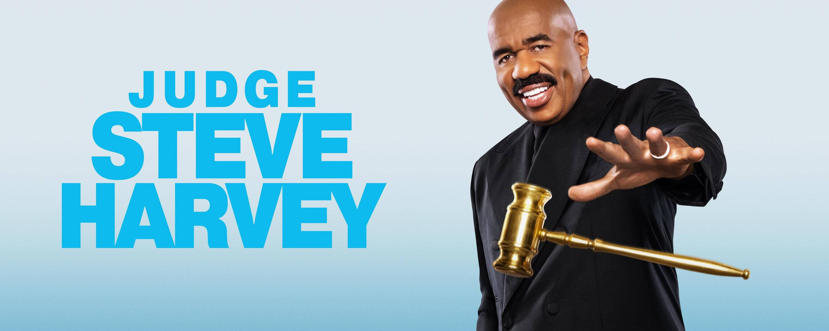 steve harvey 桌布 壁紙 — 法官 Steve Harvey 在淺藍色漸變背景前，拿著木槌，露出燦爛笑容。