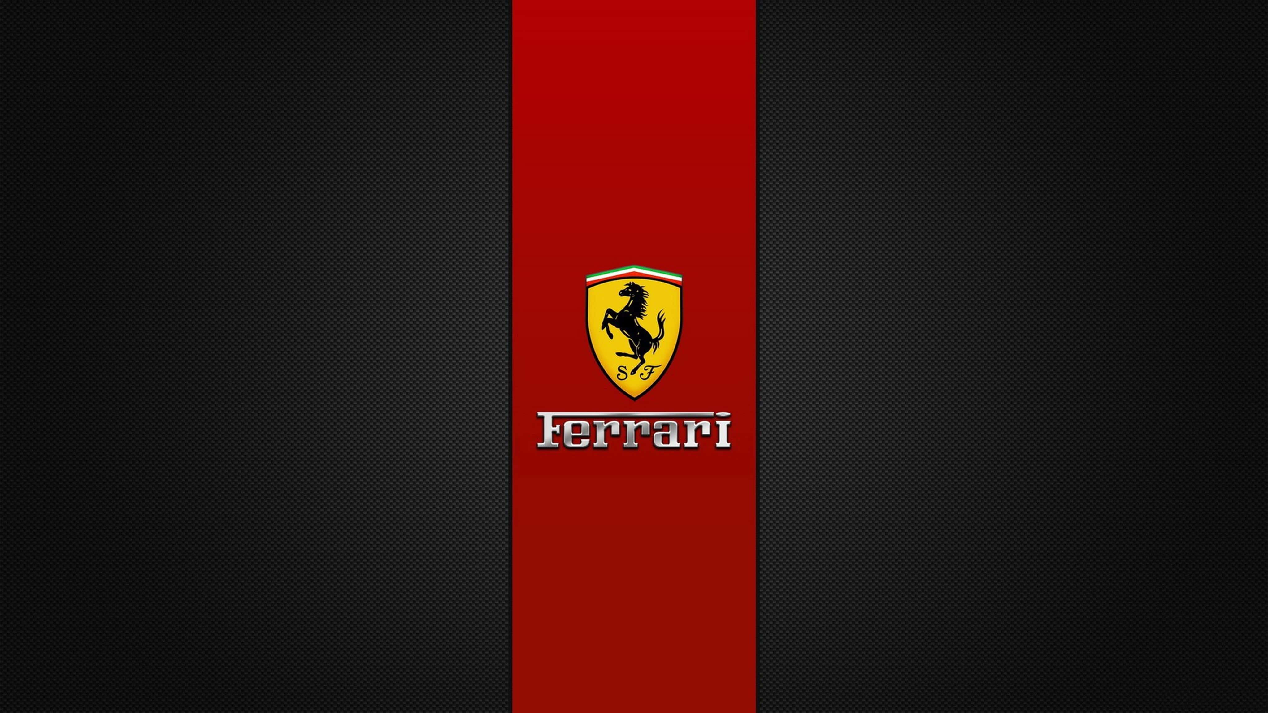 Car Logo 桌布 壁紙 — 法拉利標誌居中於一條大膽的紅色條紋上，背景為黑色碳纖維紋理。