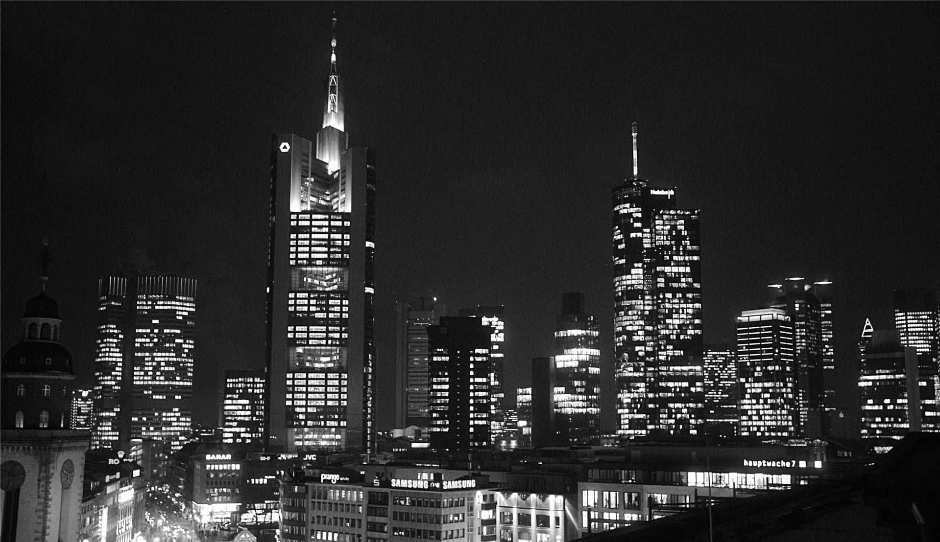 Black And White Cityscape 桌布 壁紙 — 法蘭克福燈火通明的摩天大樓刺破黑暗天空的醒目黑白夜景。