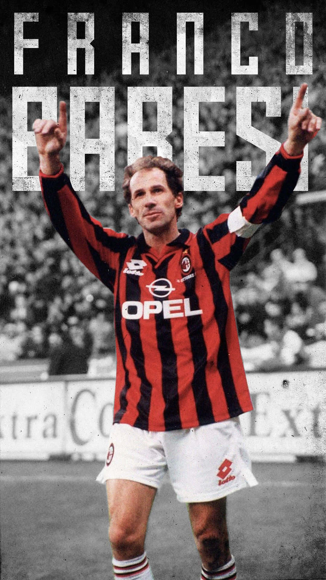 Ac Milan 桌布 壁紙 — 法蘭科·巴雷西穿上AC米蘭球衣，在一張復古球場照片中高舉雙臂慶祝勝利。