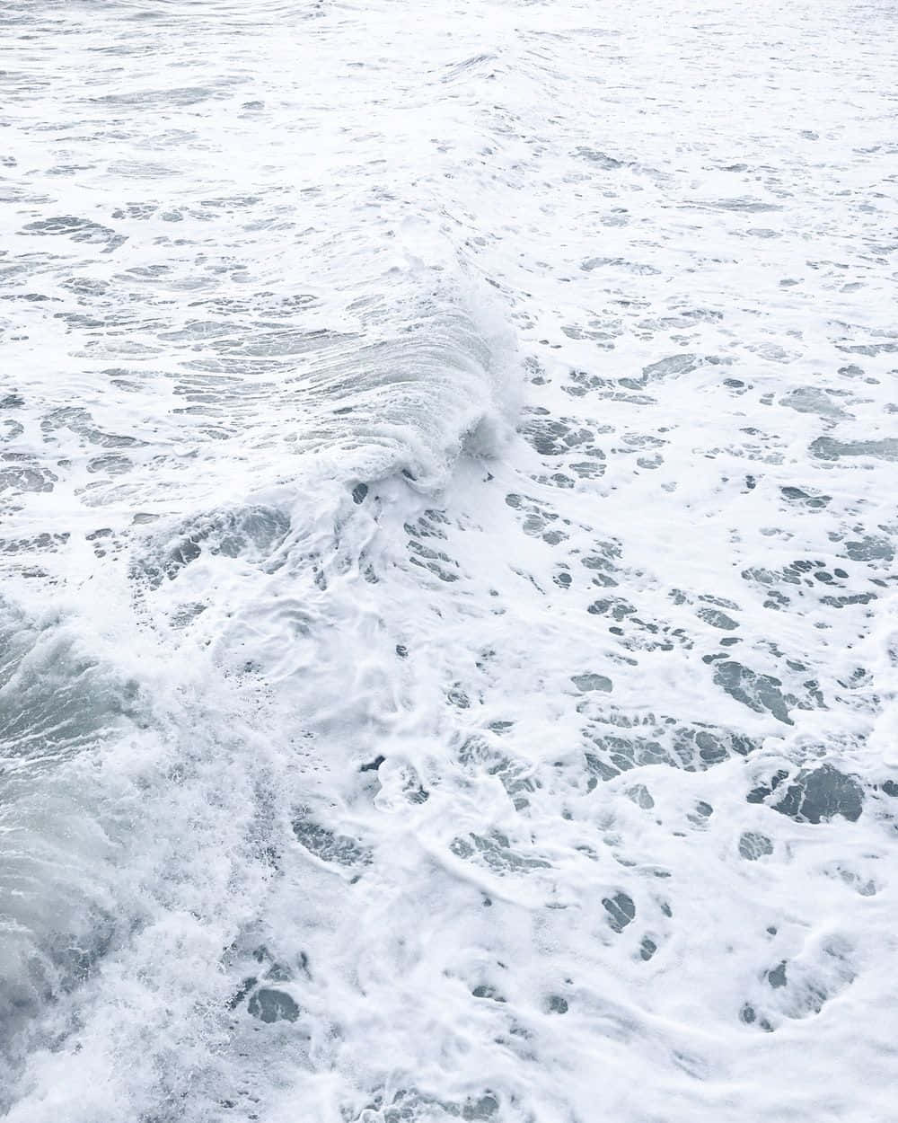 Aesthetic Wave 桌布 壁紙 — 泡沫海浪在白色和灰色的冷色單色調色板中衝擊和旋轉。