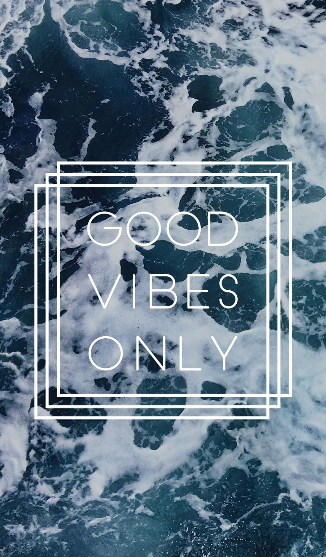 Good Vibes Only 桌布 壁紙 — 泡沫海浪拍打深藍色的大海，下方有粗體白色文字寫著 good vibes only。