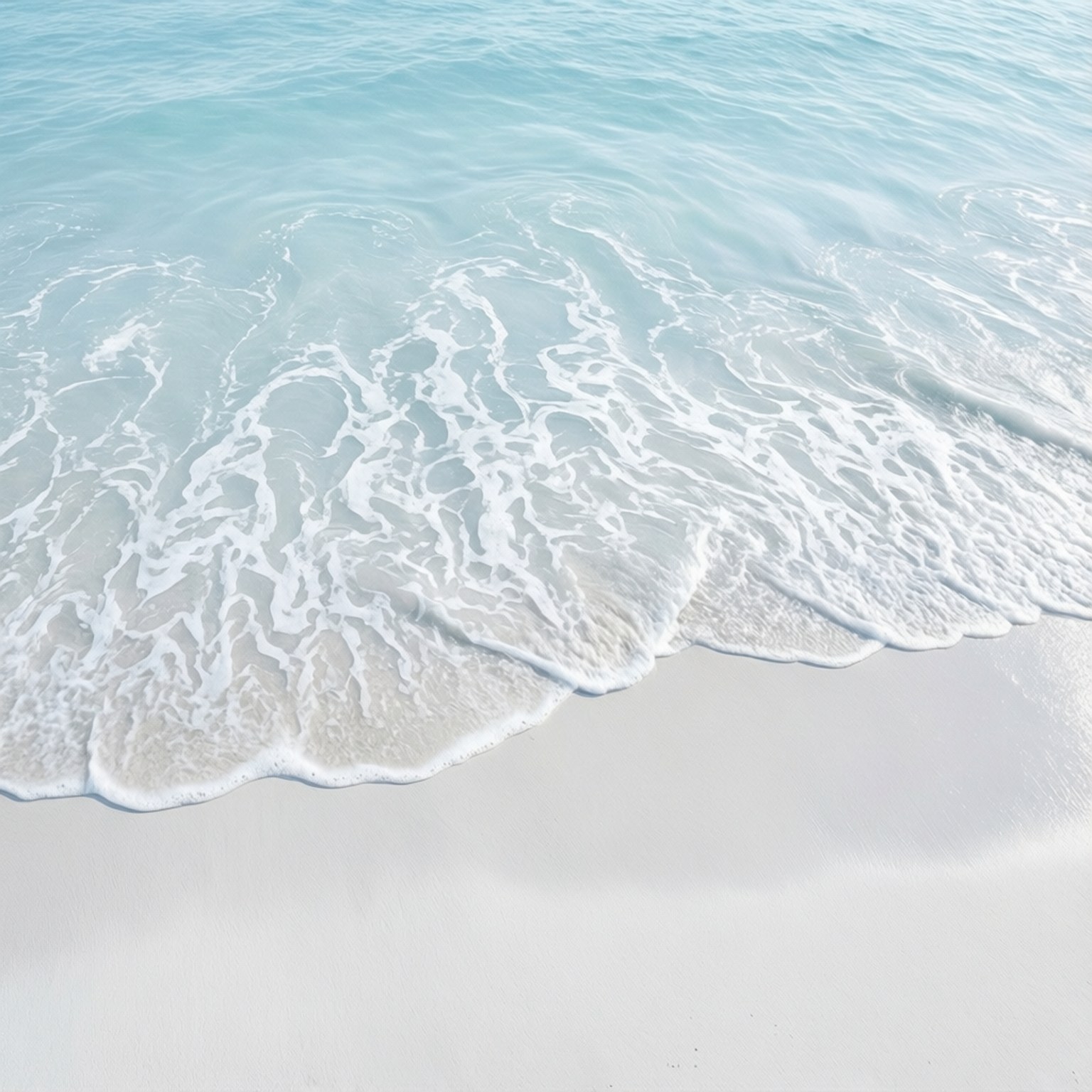泡沫紋理空拍 壁紙 — 平靜的碧綠海浪輕輕泛起泡沫，親吻著柔光下純淨的白色沙灘。