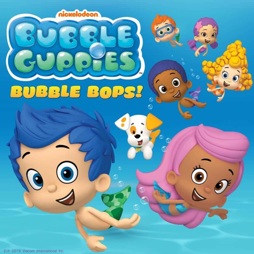 Bubble Guppies 桌布 壁紙 — 泡泡孔雀魚角色在明亮藍色海洋背景下，與泡泡和一隻狗同伴一起快樂地在水下游泳。