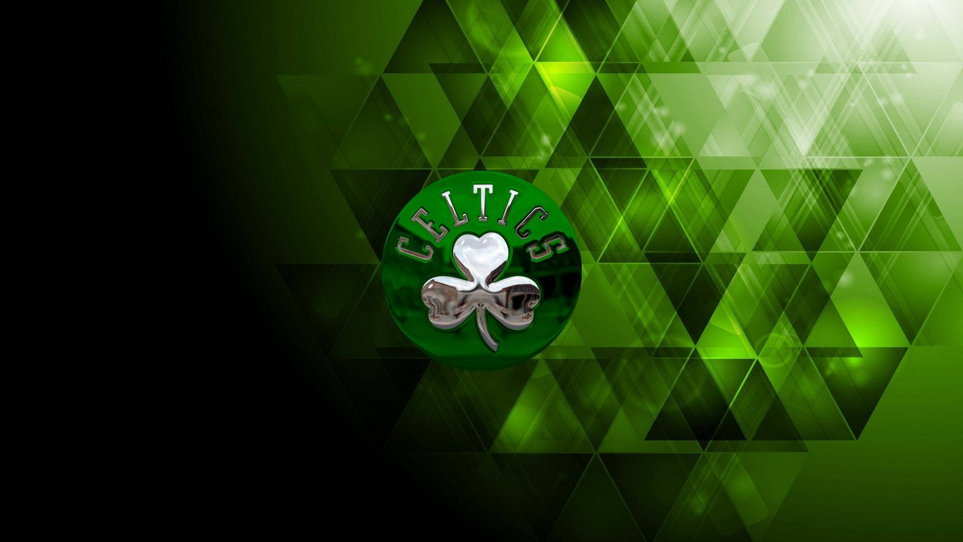 Celtics 桌布 壁紙 — 波士頓塞爾提克標誌在動態幾何綠色和黑色背景上閃耀著金屬綠色光芒。