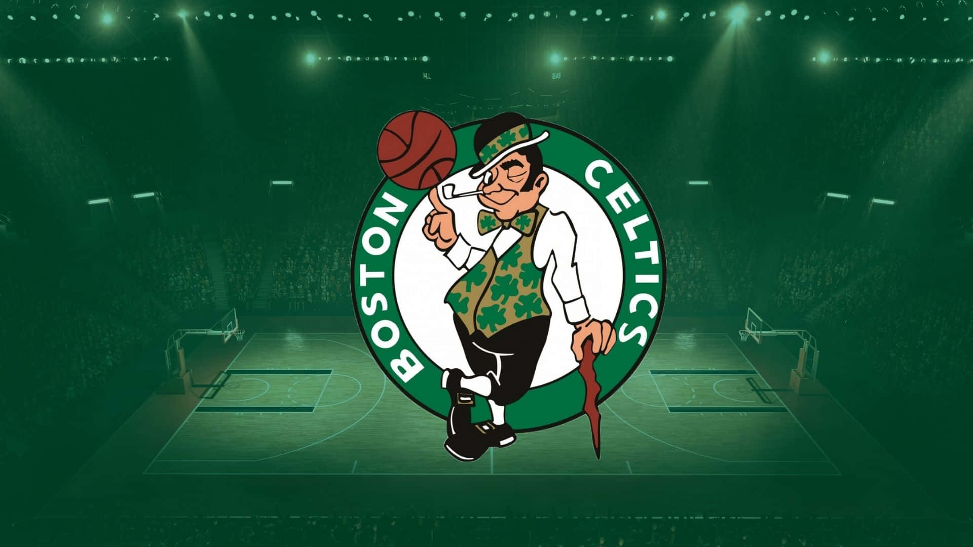 Celtics 桌布 壁紙 — 波士頓塞爾提克標誌在昏暗的籃球體育館中，於場地中央在場館聚光燈下發光。