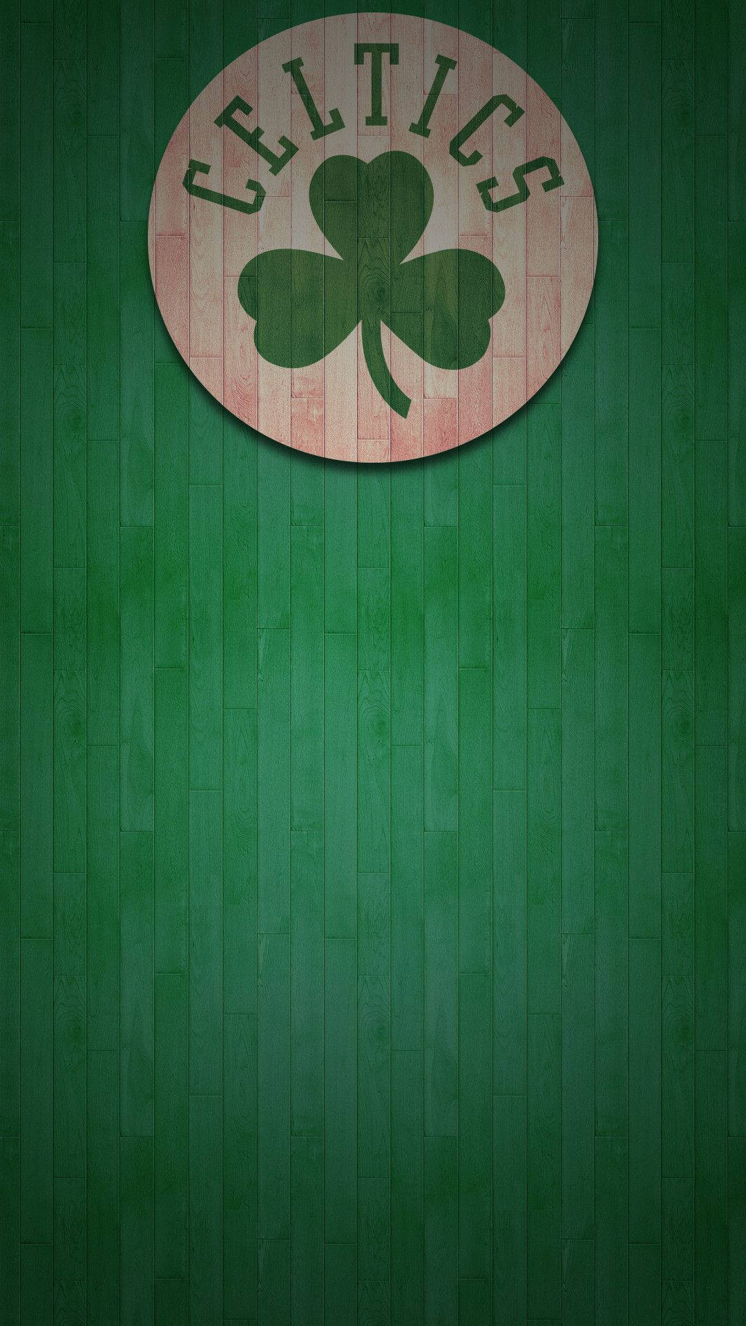 Celtics 桌布 壁紙 — 波士頓塞爾提克標誌居中在一個風化的綠色木製籃球場地板上。