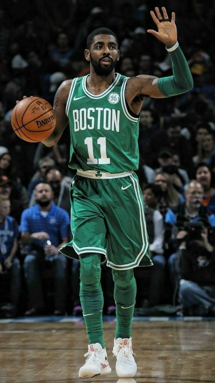 Kyrie 桌布 壁紙 — 波士頓塞爾提克球員凱里·厄文身穿綠色球衣在比賽中運球，背景有觀眾。