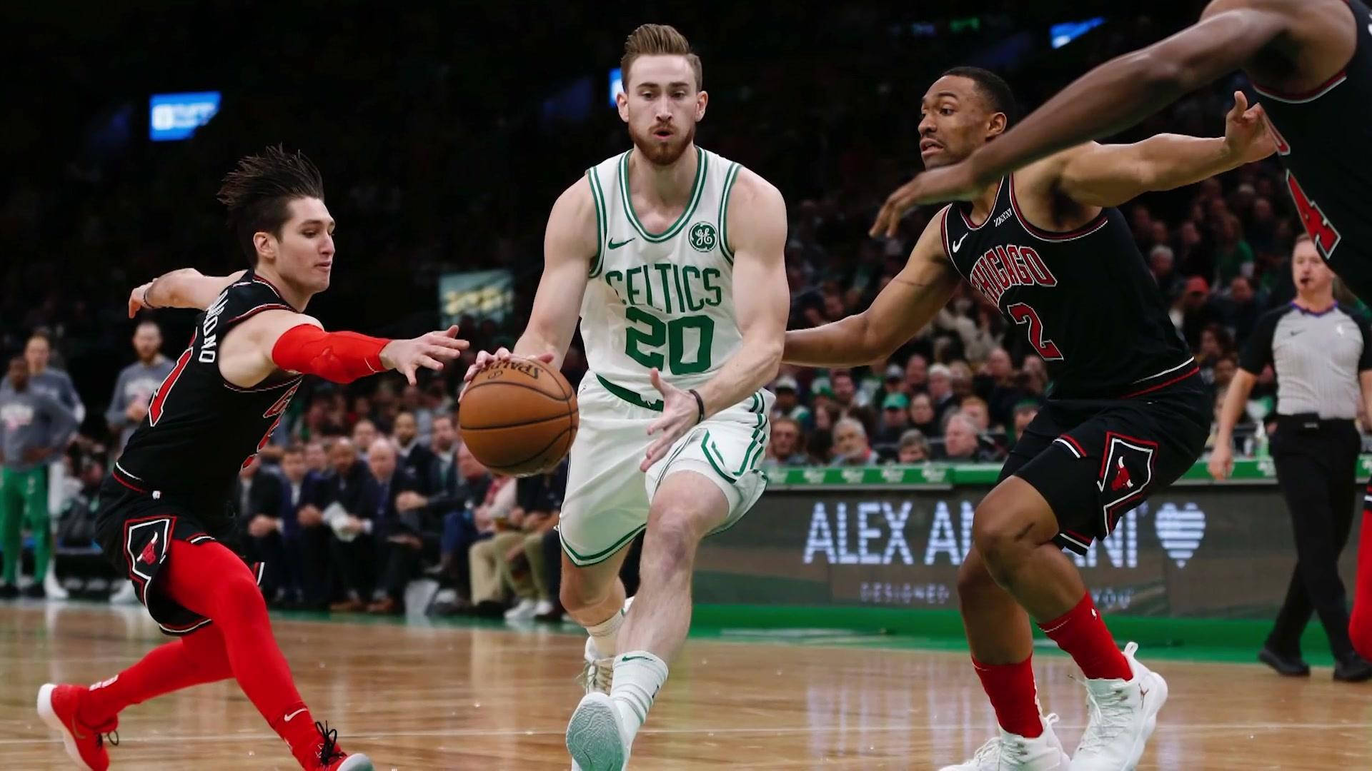 gordon hayward 桌布 壁紙 — 波士頓塞爾提克球員在激烈的NBA比賽中運球，同時被兩名芝加哥公牛防守球員緊密防守。