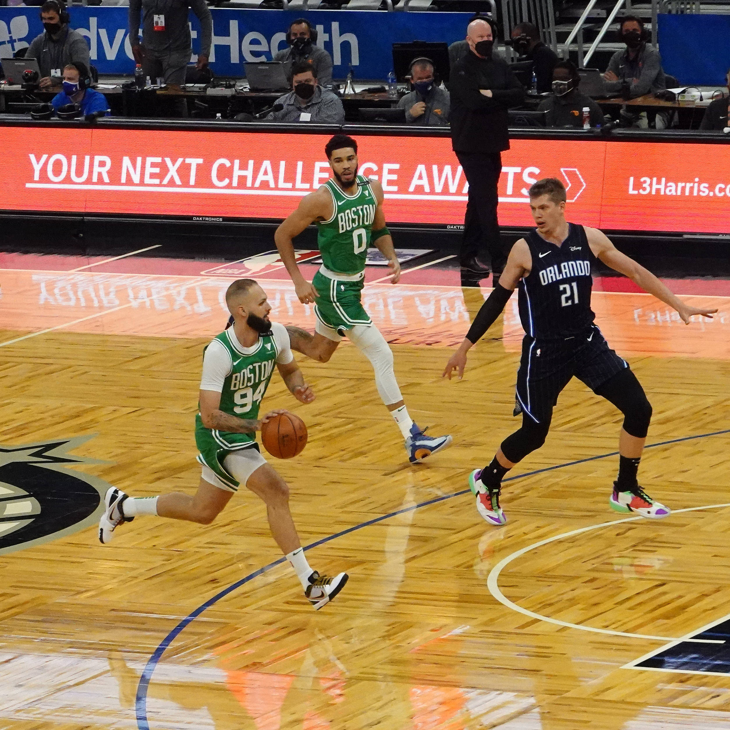 NBA 桌布 壁紙 — 波士頓塞爾提克球員在激烈的NBA比賽中運球，同時被奧蘭多魔術防守球員看守。