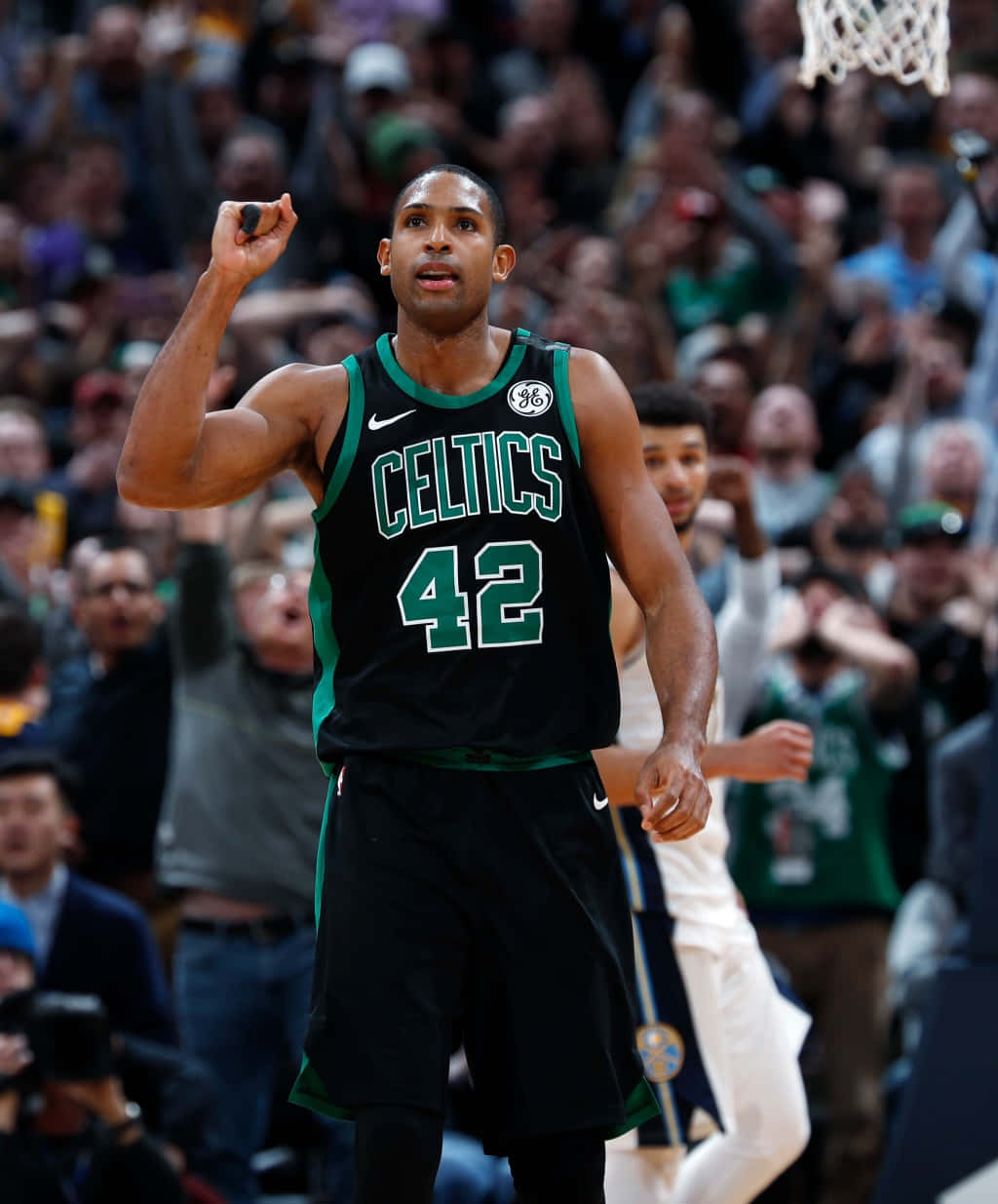 Al Horford 桌布 壁紙 — 波士頓塞爾提克隊42號球員在座無虛席的球場比賽中高舉拳頭慶祝進球。