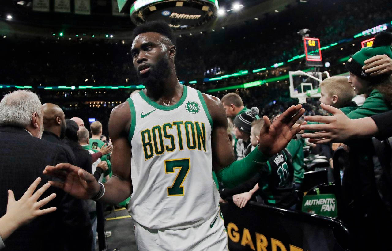 Jaylen Brown 桌布 壁紙 — 波士頓塞爾提克隊7號球員身穿白色球衣在TD花園球場賽後向球迷致意。