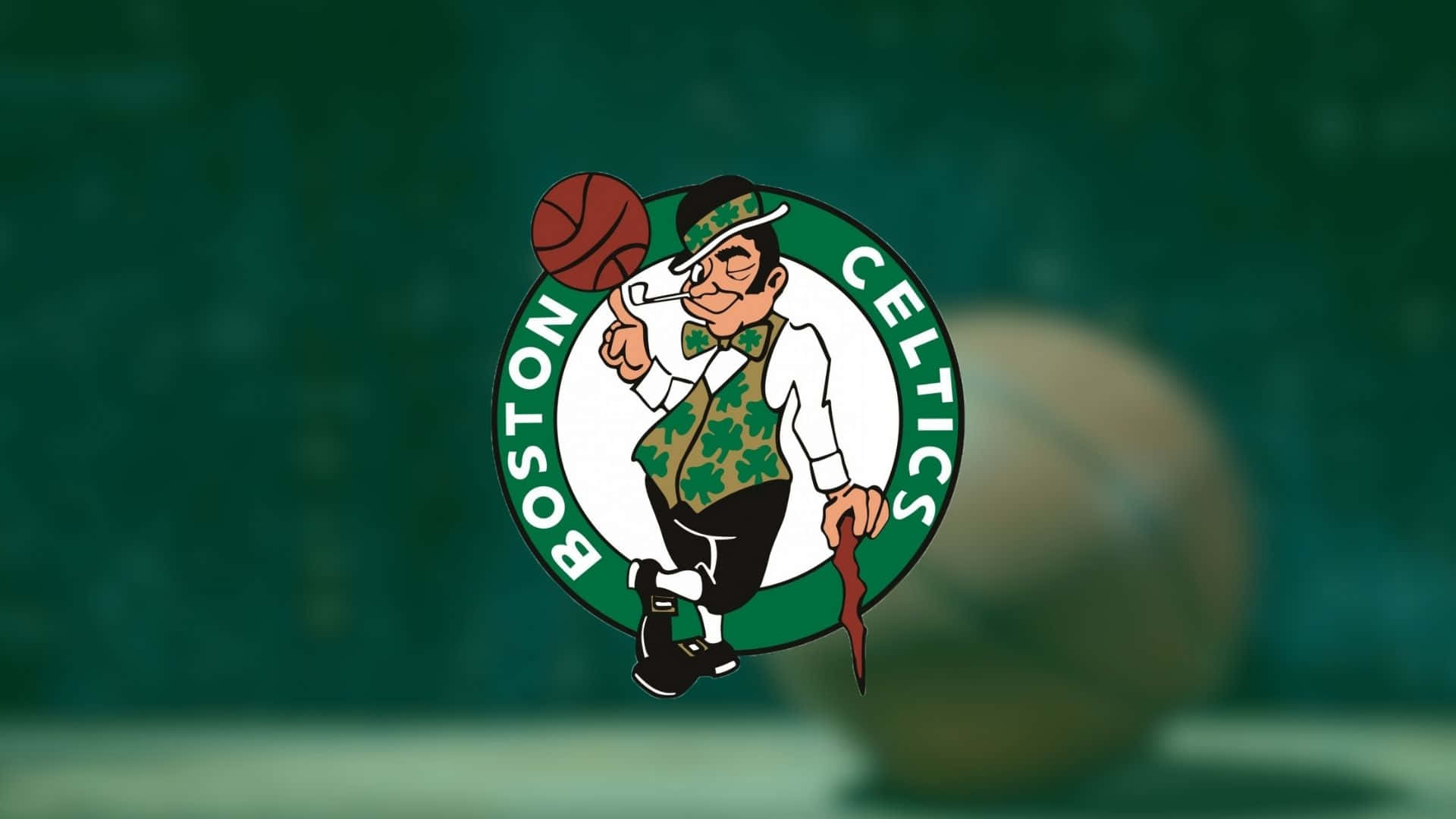 Celtics 桌布 壁紙 — 波士頓塞爾提克隊標誌吉祥物，綠色和白色，手持籃球，背景為模糊的綠色。