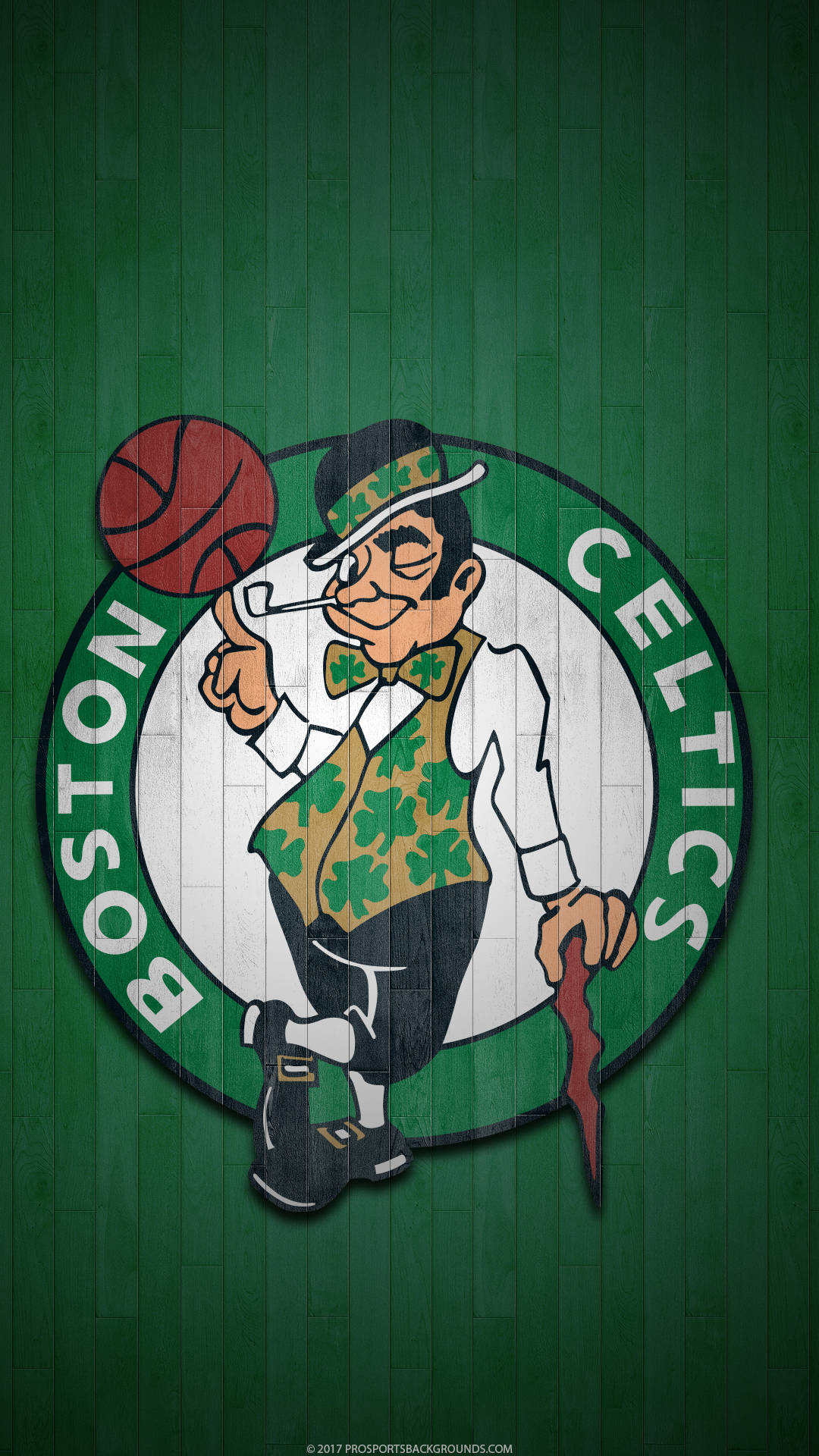 Celtics 桌布 壁紙 — 波士頓塞爾提克隊標誌吉祥物在綠色木質球場背景上手持籃球和手杖。