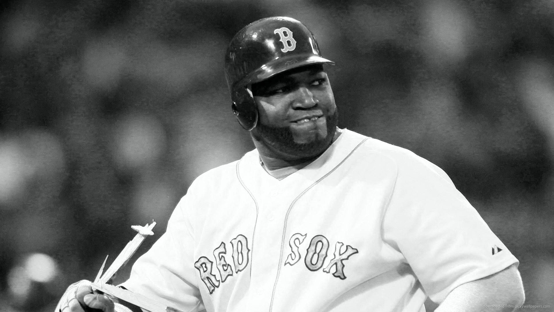 Red Sox 桌布 壁紙 — 波士頓紅襪棒球球員在比賽中微笑手持球棒的黑白特寫。